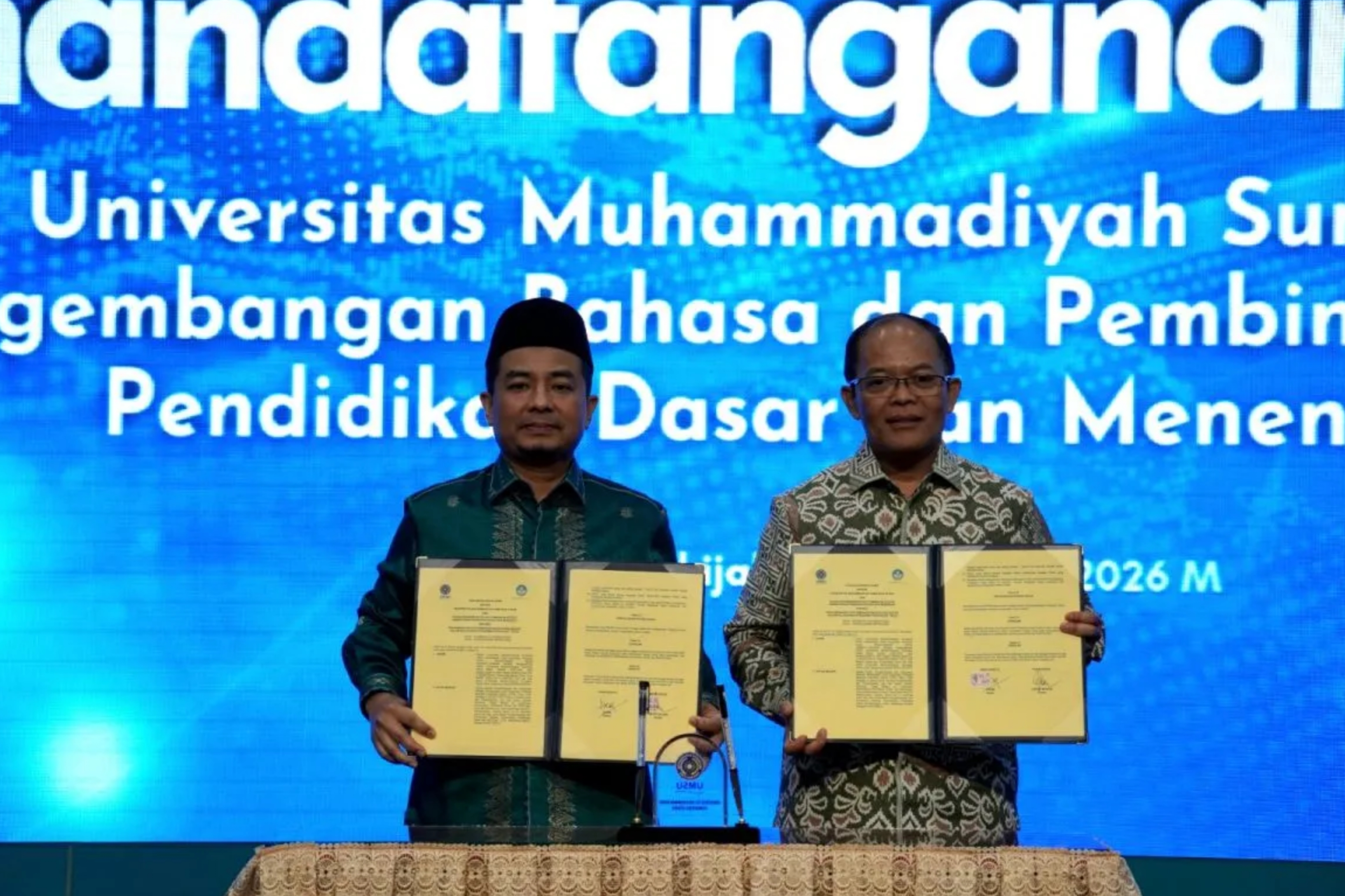 Kepala Badan Pengembangan dan Pembinaan Bahasa Kemendikdasmen Hafidz Muksin (kanan) melakukan Penandatanganan kerja sama dengan Universitas Muhammadiyah Sumatera Utara (UMSU) di Kota Medan, Provinsi Sumatera Utara pada Jumat, 12 Juni 2026. (Humas Kemendikdasmen) 