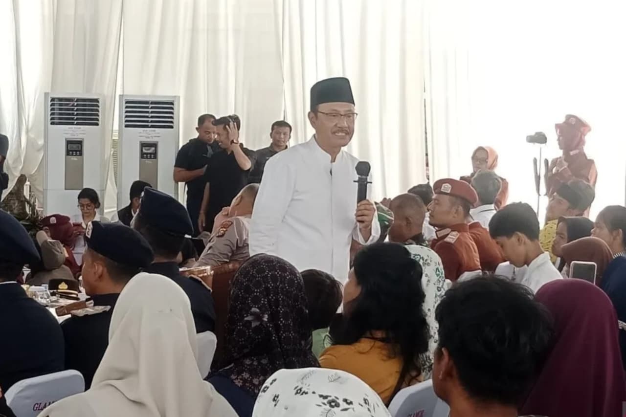 Menteri Sosial (Mensos) Saifullah Yusuf saat berbicara dengan orang tua calon siswa SRMP 3 dan SRMA 31 Pekanbaru di Sentra Abiseka. (ANTARA/Bayu Agustari Adha)