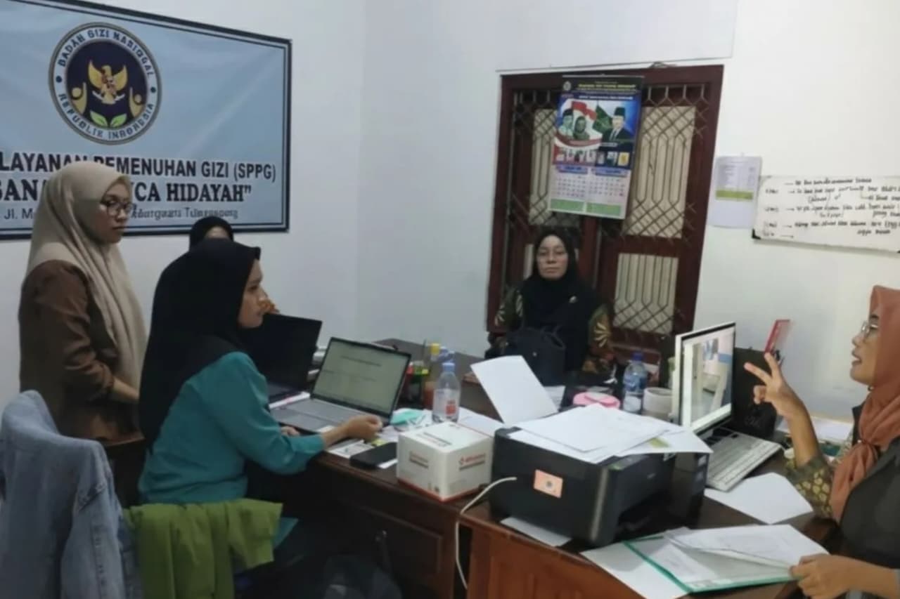 Petugas saat melakukan monitoring dan evaluasi (Monev) pada beberapa dapur SPPG di Tulungagung. (IDNVoice/ANTARA)