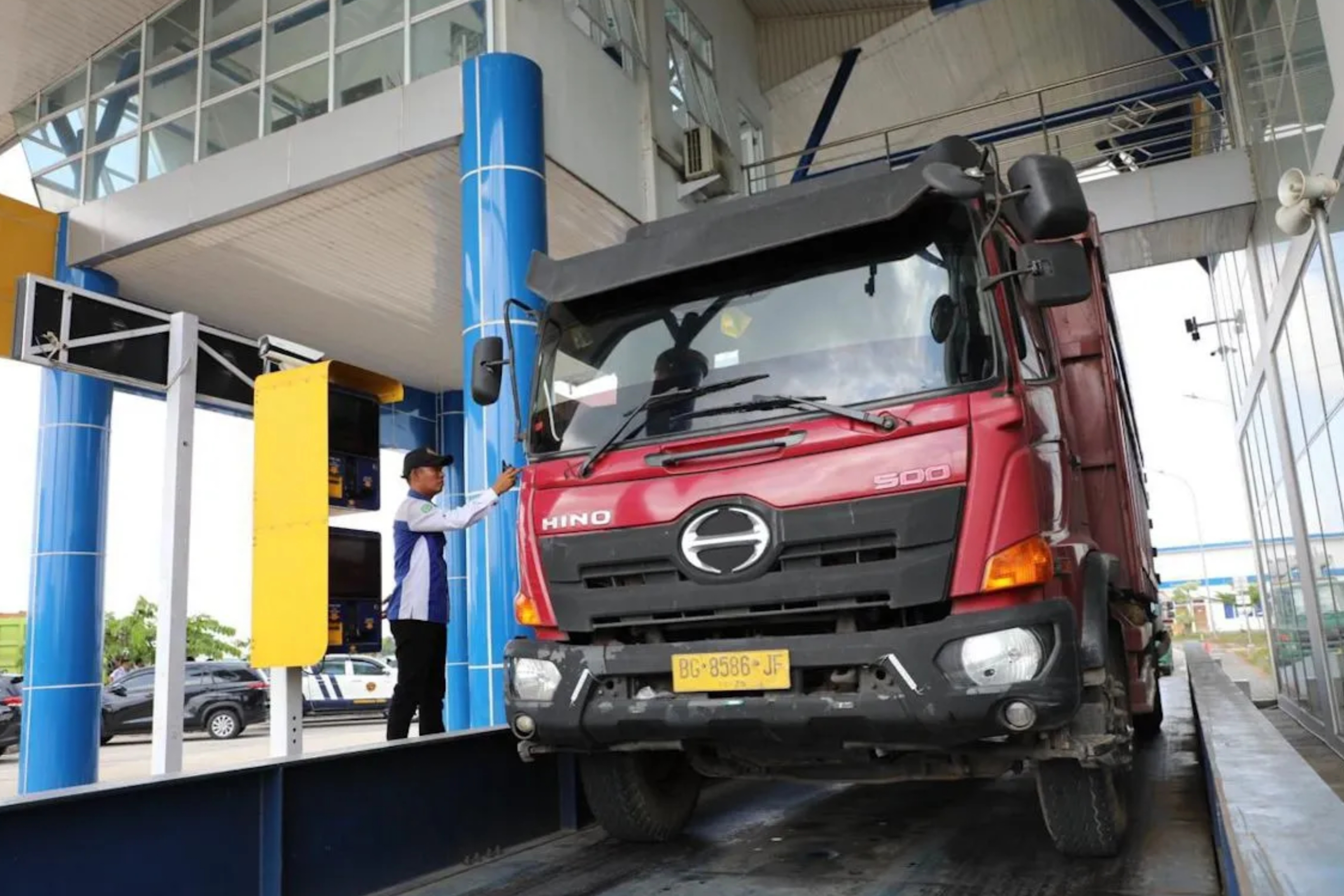 Petugas melakukan pengawasan dan penimbangan kendaraan angkutan barang di Unit Pelaksana Penimbangan Kendaraan Bermotor (UPPKB). (IDNVoice/Kemenhub)