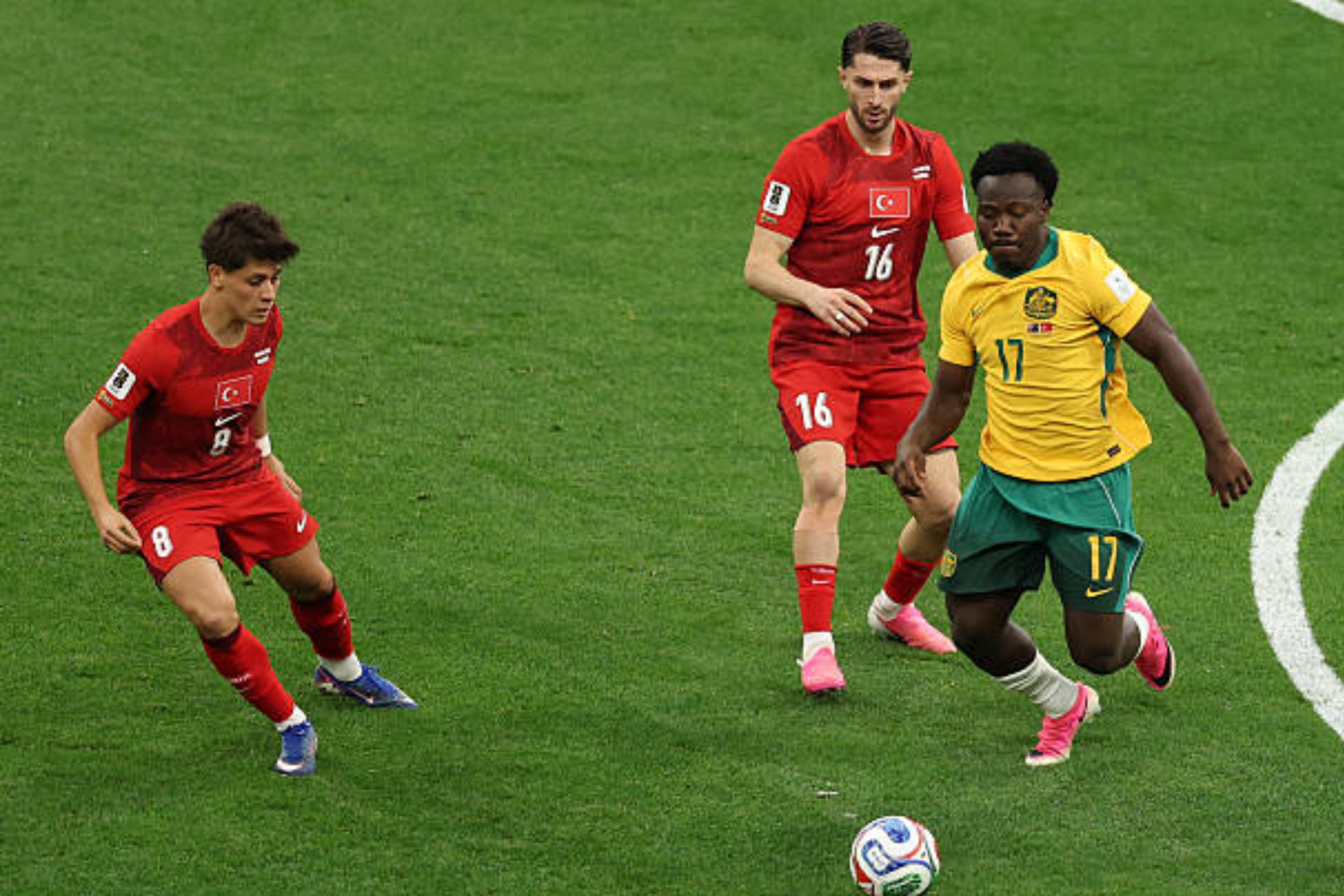 Pemain Australia Nestory Irankunda (17) mengoper bola di bawah tekanan pemain Turki Ismail Yuksek (16) dalam pertandingan Grup D Piala Dunia FIFA 2026 di Vancouver, British Columbia. (IDNVoice/Getty Images)