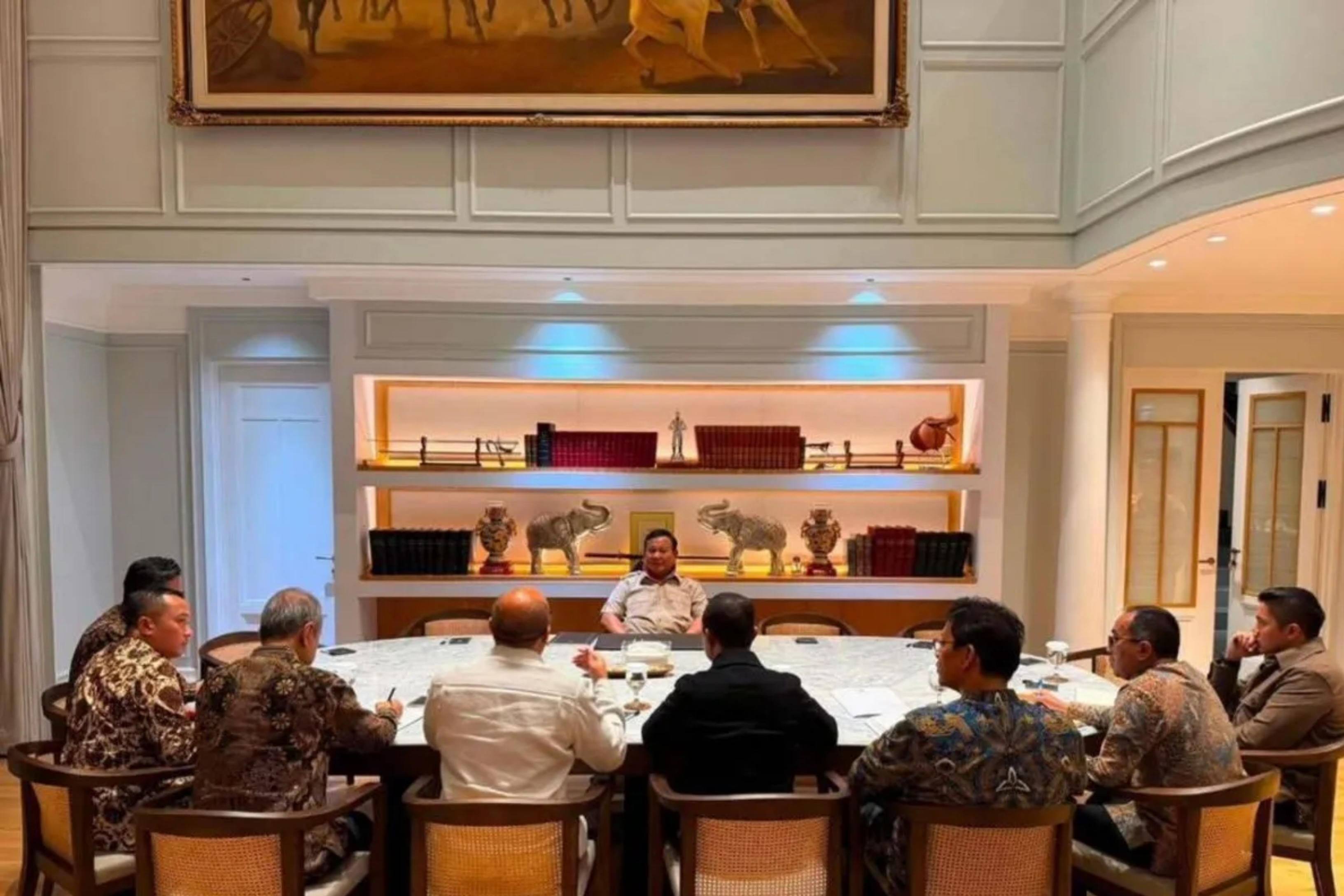 Presiden Prabowo Subianto membahas laporan Menteri Investasi dan Hilirisasi sekaligus Kepala BPI Danantara Rosan Roeslani terkait hasil kunjungan kerjanya ke Amerika Serikat dan sejumlah negara di Eropa dan Asia bersama sejumlah menteri Kabinet Merah Putih di kediaman Kertanegara, Jakarta Selatan, Jakarta pada Minggu, 14 Juni 2026. (IDNVoice/Sekretariat Kabinet)
