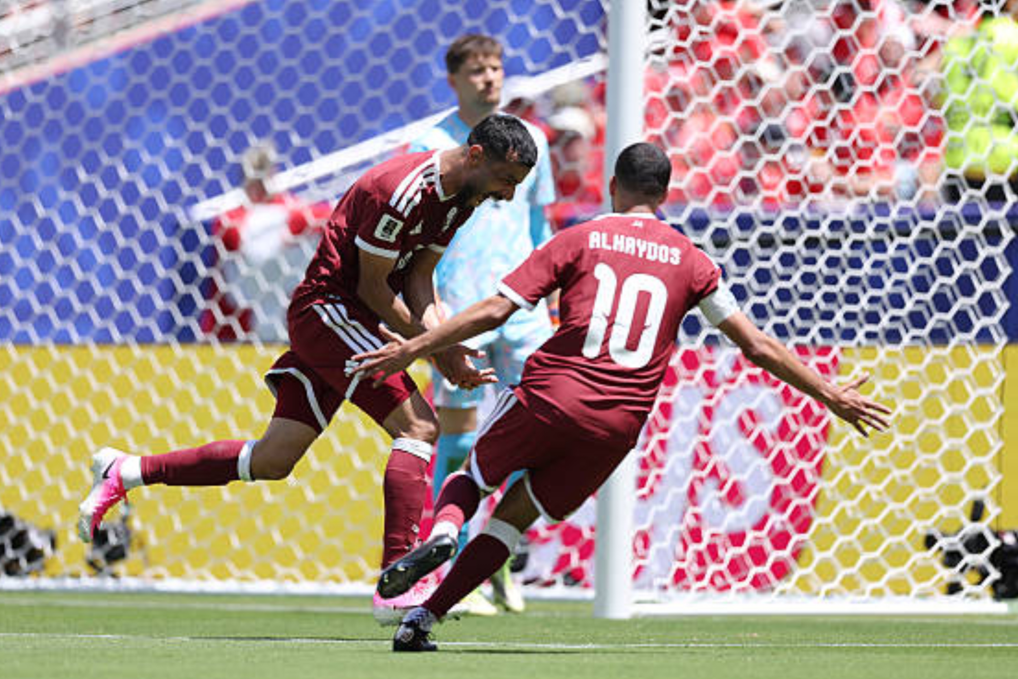 Boualem Khoukhi (16) dan Hassan Alhaydos (10) merayakan gol penyama kedudukan pada menit 94` yang menyelamatkan Qatar dari kekalahan atas Swiss pada pertandingan Grup B Piala Dunia FIFA 2026 di Stadion San Francisco Bay Area, Santa Clara, California, pada 13 Juni 2026. (Getty Images)