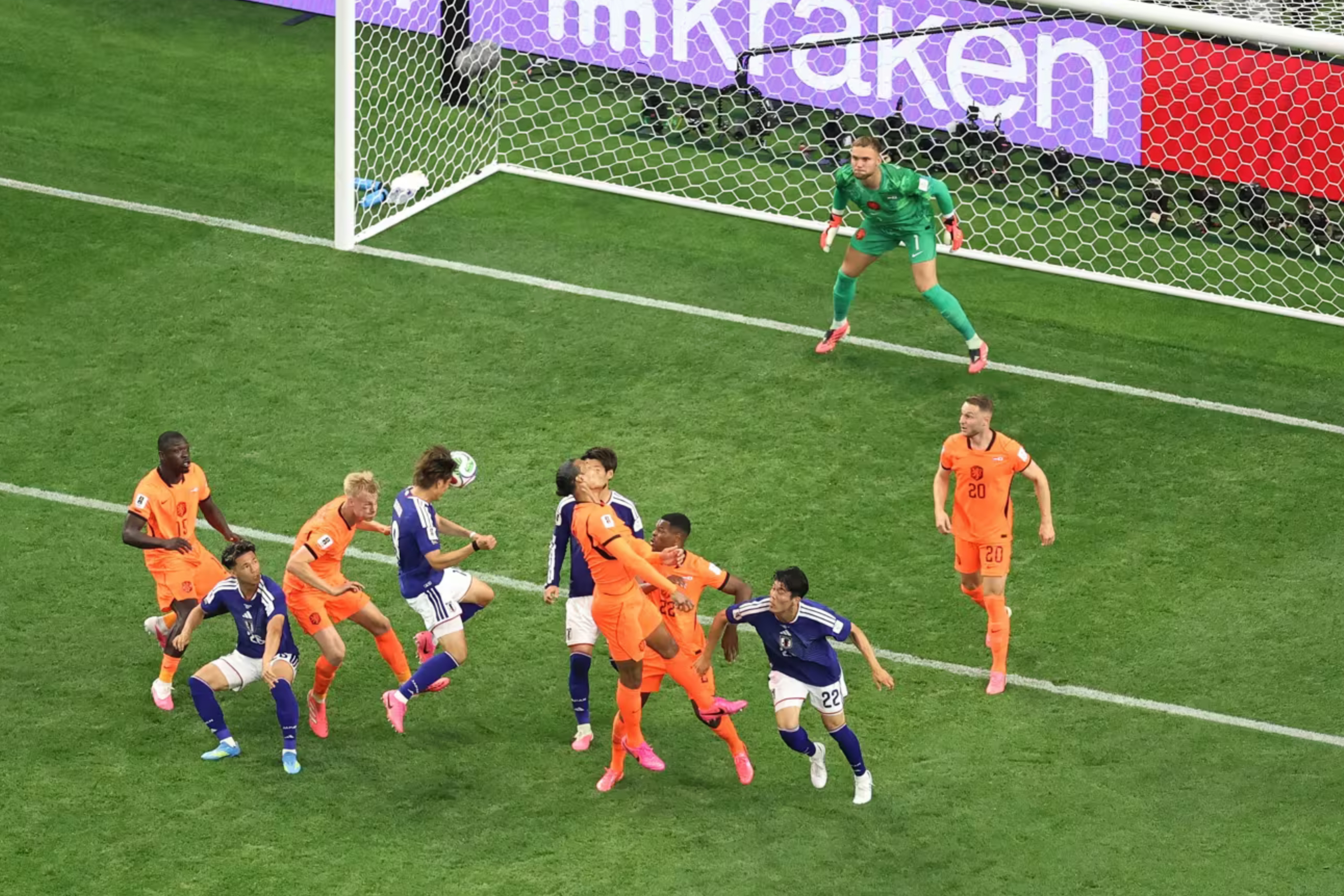Jepang menggagalkan peluang menang Belanda dengan gol defleksi menit akhir oleh Daichi Kamada. (IDNVoice/FIFA)
