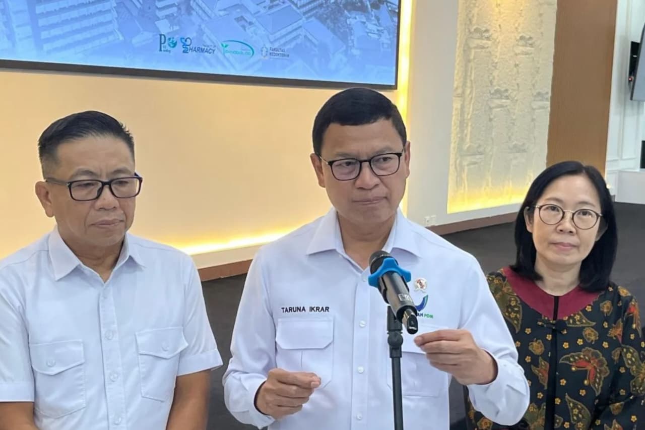 Kepala Badan Pengawas Obat dan Makanan (BPOM) Taruna Ikrar (tengah) di Universitas Surabaya (Ubaya) pada Senin, 15 Juni 2026. (ANTARA/Willi Irawan)