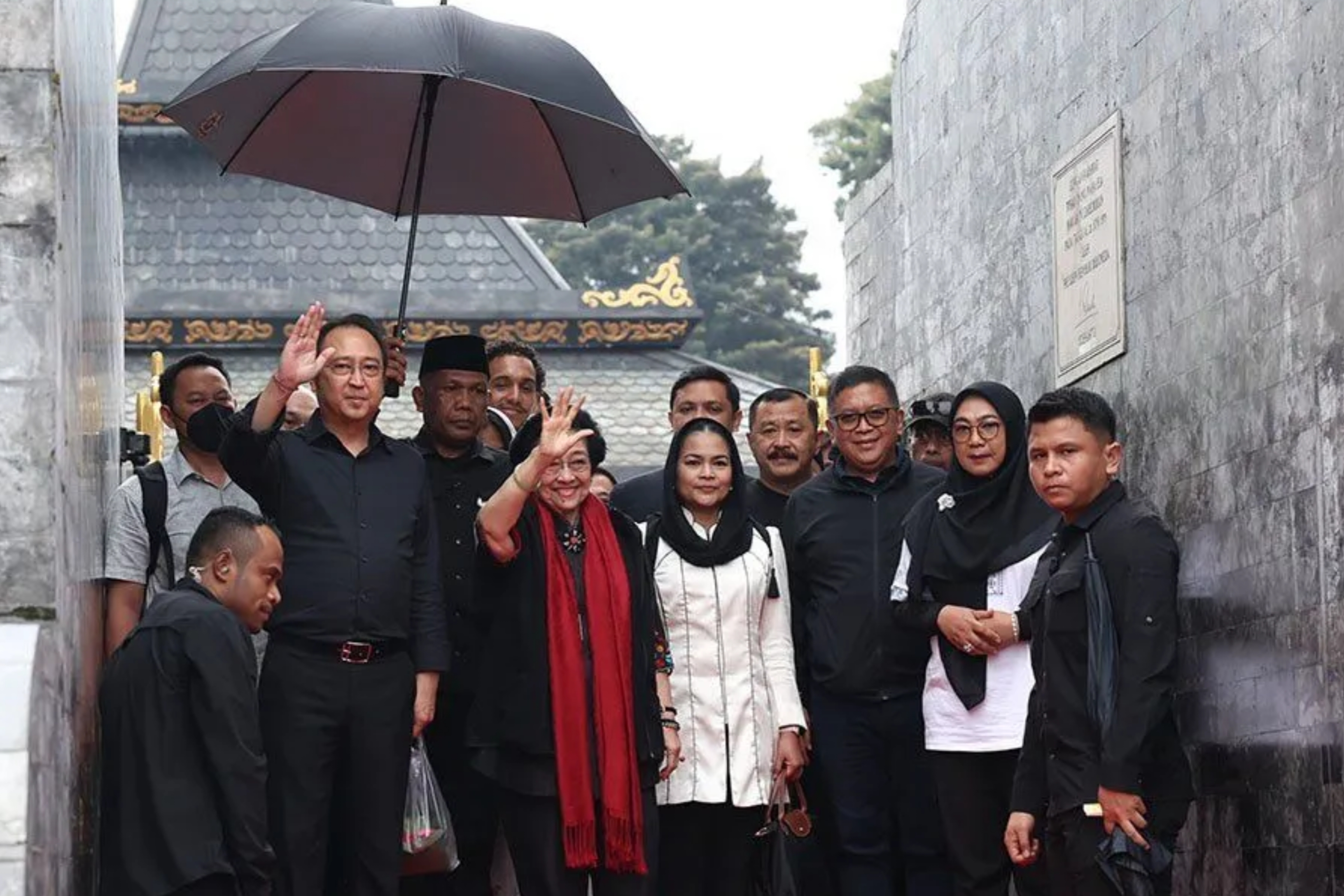 Ketua Umum DPP PDI Perjuangan sekaligus mantan Presiden RI ke-5 Megawati Soekarnoputri berziarah ke makam ayahnya yang sekaligus mantan Presiden RI pertama Soekarno (Bung Karno) di Blitar, Jawa Timur pada Minggu, 14 Juni 2026. (IDNVoice/PDI Perjuangan)
