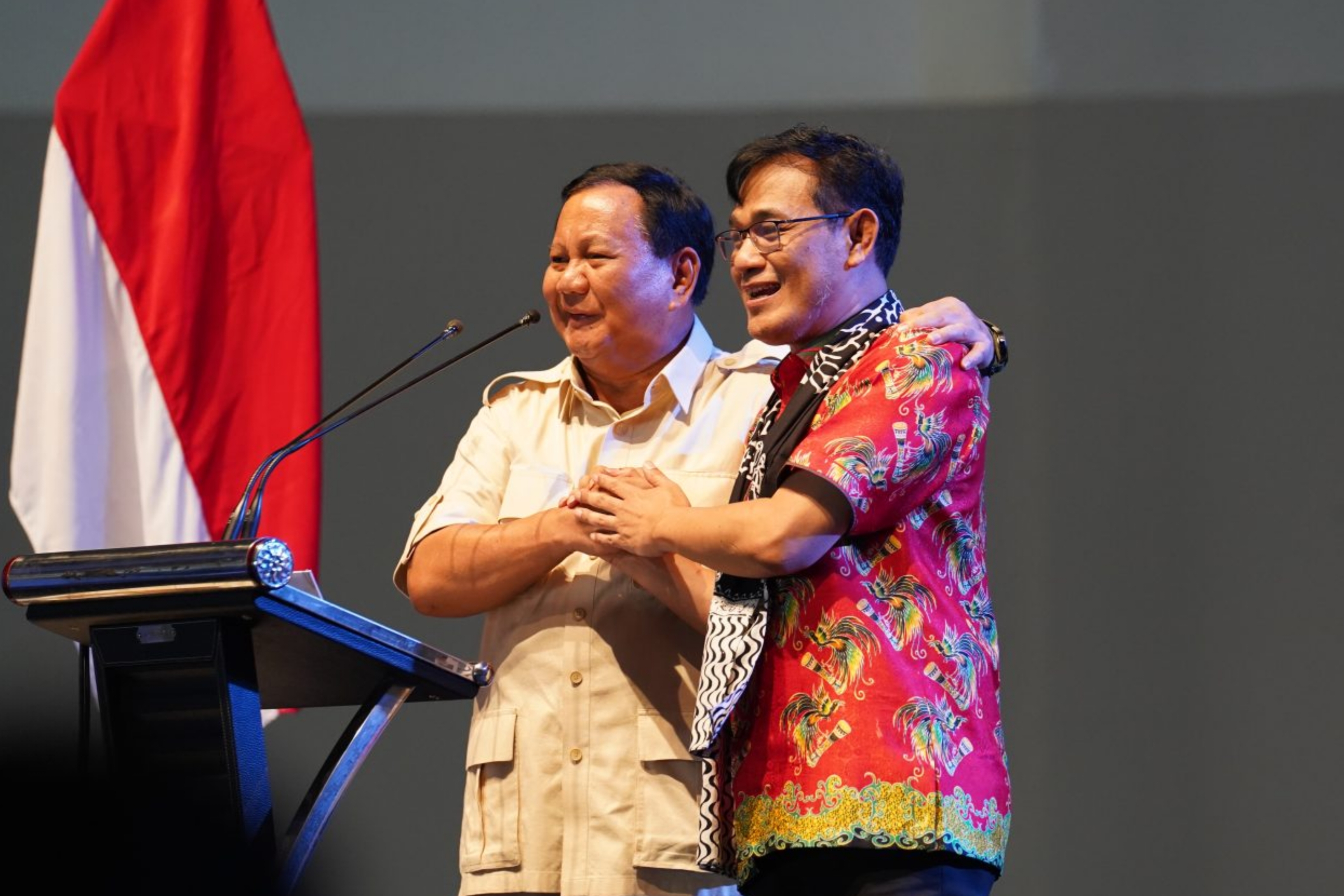 Budiman Sudjatmiko bersama Ketua Umum Partai Gerindra Prabowo Subianto saat mendeklarasikan kelompok relawan Prabowo-Budiman Bersatu (Prabu) di Semarang, Jawa Tengah pada Jumat, 18 Agustus 2023. (IDNVoice/Gerindra)