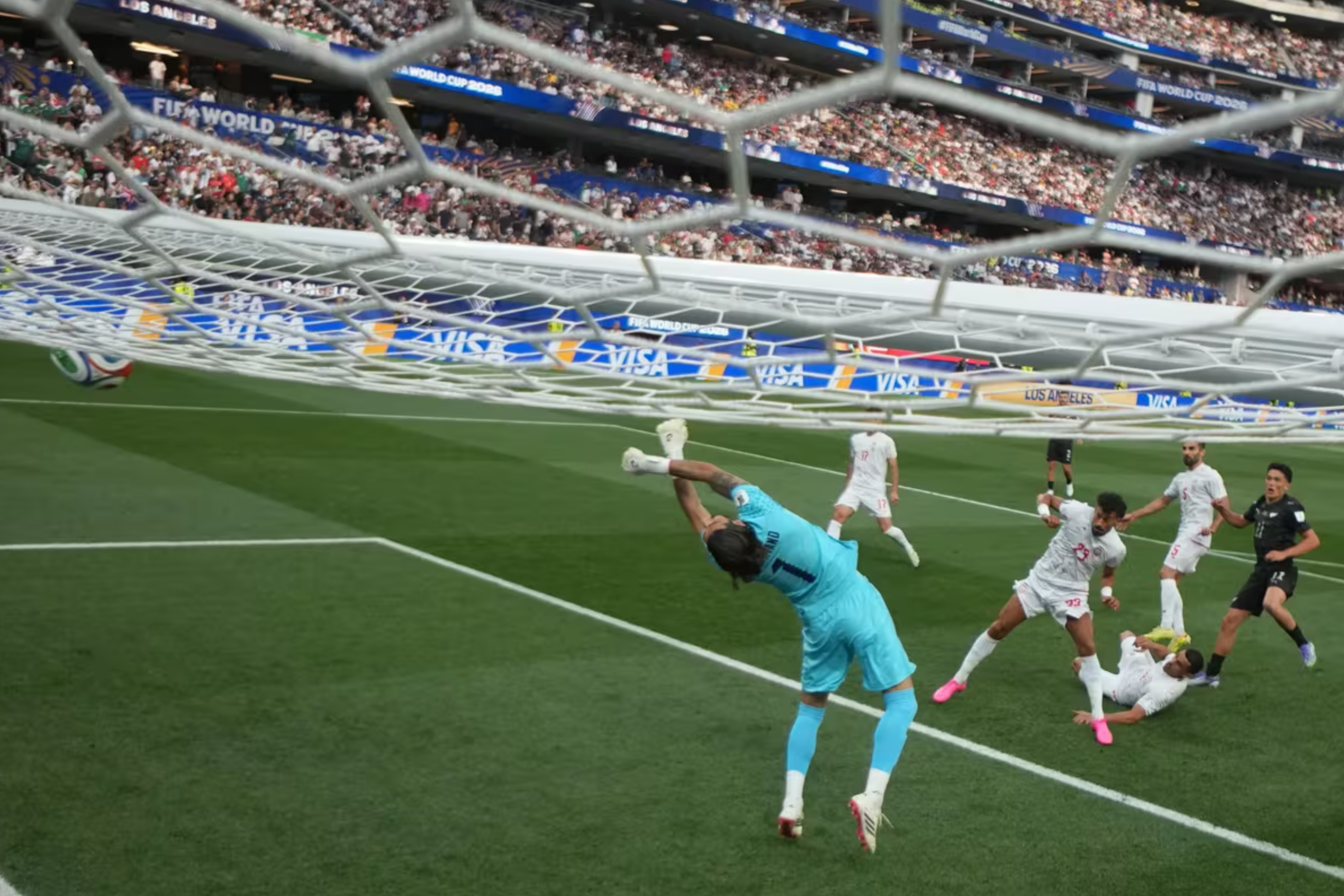 Dua gol Elijah Just tidak cukup untuk memberi kemenangan bagi All Whites karena Iran berhasil membalasnya dua kali juga dalam pertandingan yang seru di Grup G. (IDNVoice/FIFA)