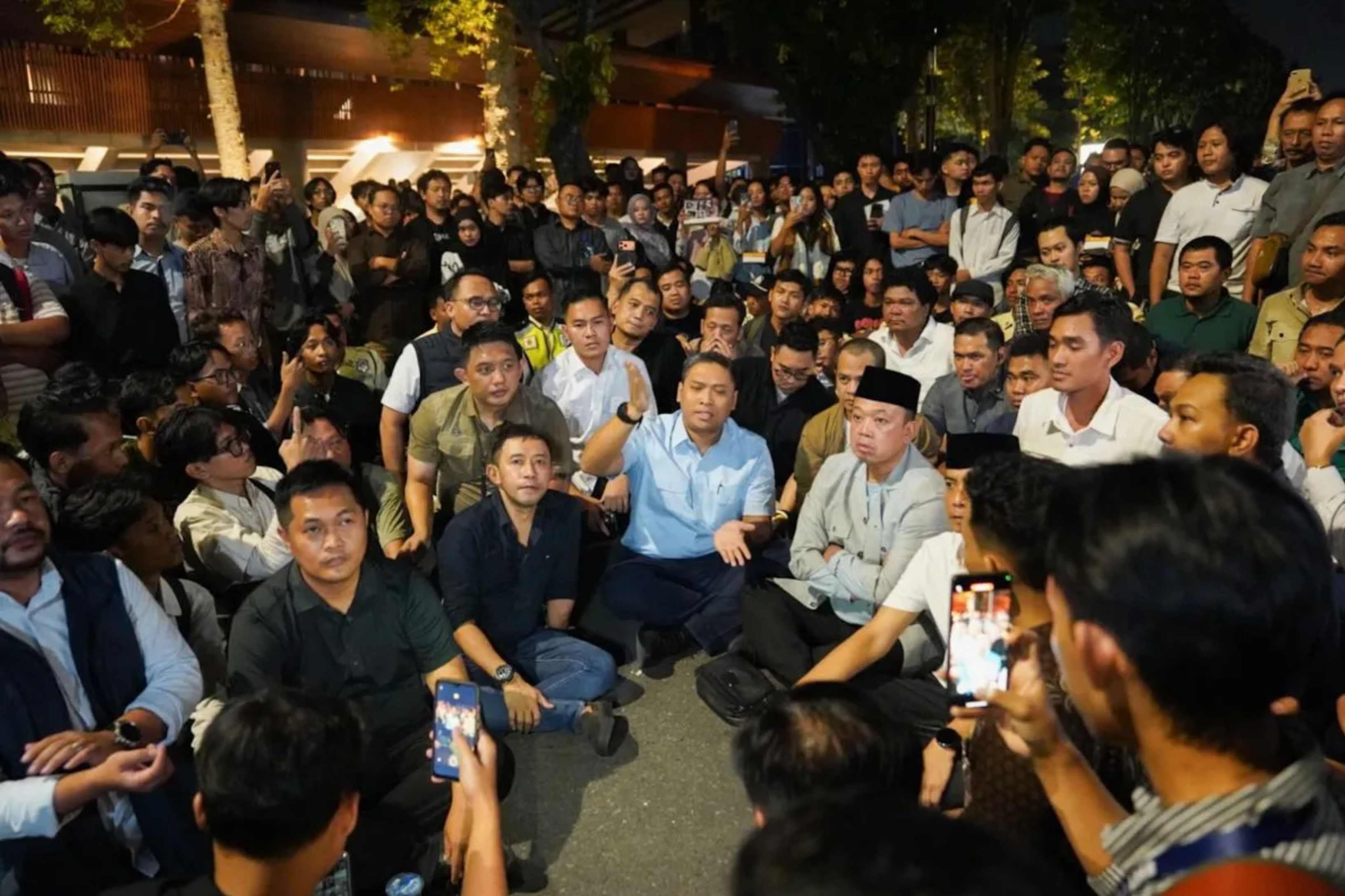 Wakil Menteri Pertanian (Wamentan) Sudaryono, Menteri Agraria dan Tata Ruang/Kepala Badan Pertanahan Nasional (ATR/BPN) Nusron Wahid saat berada di kawasan Universitas Gadjah Mada (UGM) Yogyakarta pada Senin, 15 Juji 2026. (IDNVoice/Kementan)