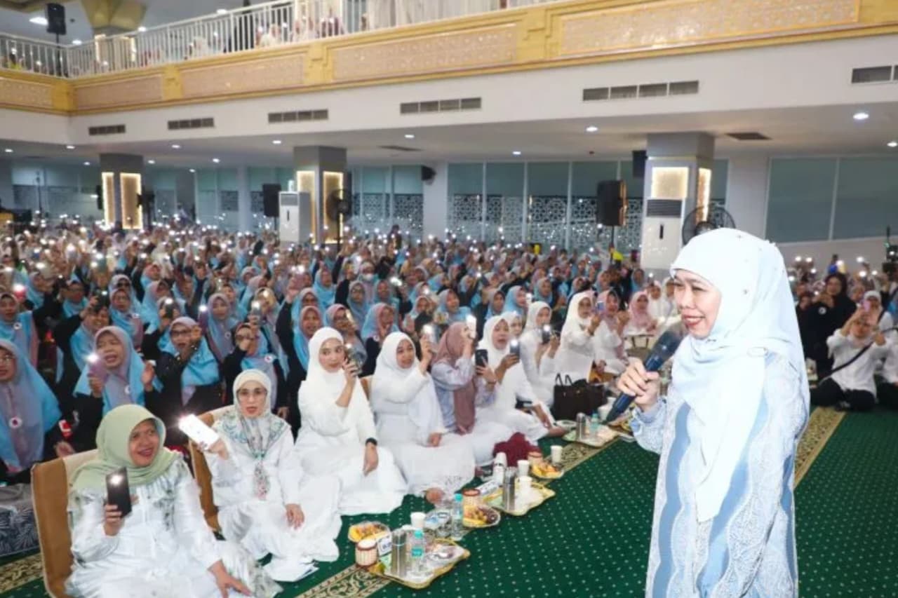 Gubernur Jawa Timur (Jatim) Khofifah Indar Parawansa saat peringatan Tahun Baru Islam 1 Muharram 1448 Hijriah di Masjid Raya Islamic Centre Jawa Timur, Surabaya. (IDNVoice/Biro Adpim Pemprov Jatim)