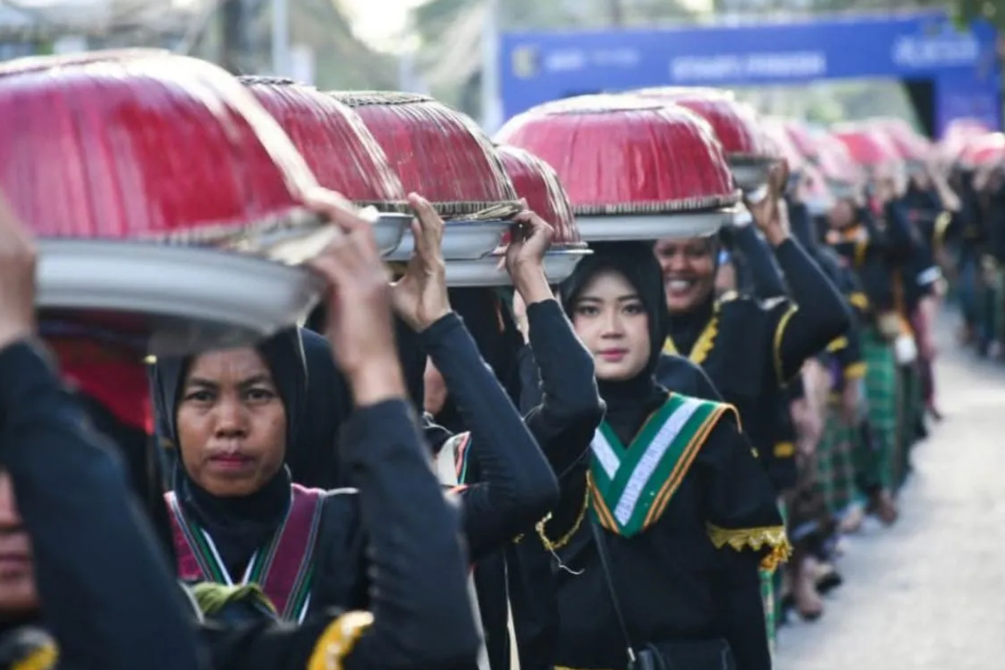 Peserta parade seribu dulang yang digelar Pemerintah Kabupaten (Pemkab) Lombok Timur Provinsi Nusa Tenggara Barat (NTB) dalam rangka Festival 1 Muharram 1448 Hijriah, 16-26 Juni 2026 di Lombok Timur pada Selasa, 16 Juni 2026. (IDNVoice/Humas Pemkab Lombok Timur)