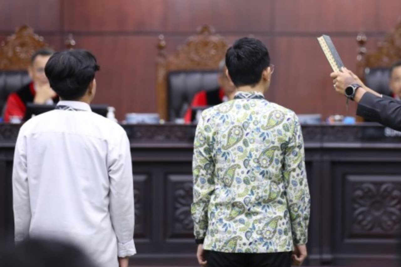 Saksi Pemohon diambil sumpahnya dihadapan majelis pada sidang lanjutan uji materiil Undang-Undang Nomor 17 Tahun 2025 tentang Anggaran Pendapatan dan Belanja Negara Tahun Anggaran, Senin (15 Juni 2026) di Ruang Sidang MK. (IDNVoice/Humas MK RI)