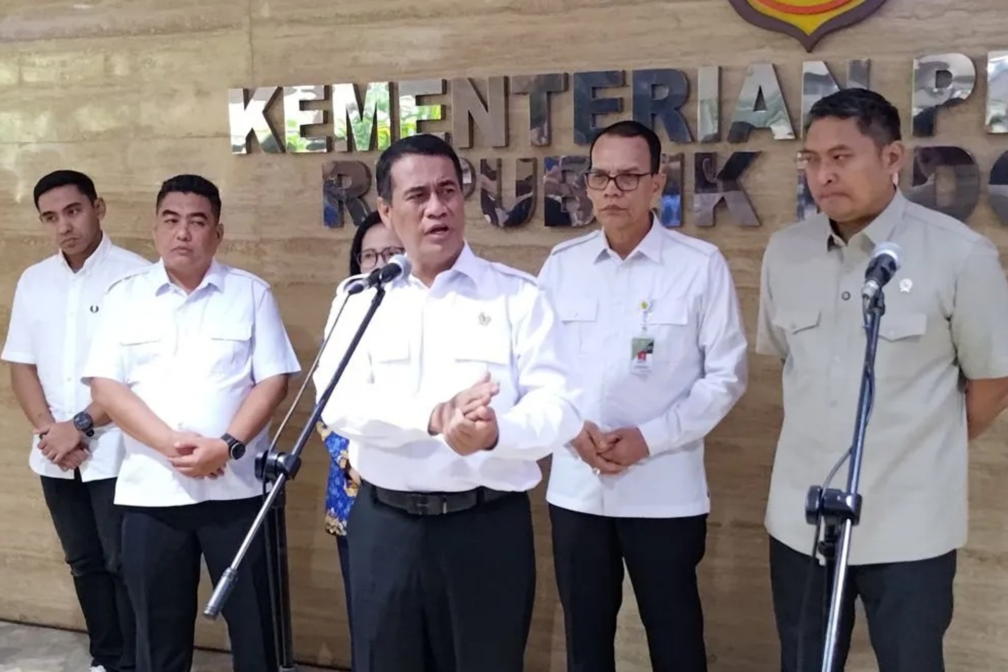 Menteri Pertanian Andi Amran Sulaiman memberikan keterangan pers usai Rapat Koordinasi Kegiatan Produksi Benih Perkebunan Tahun 2026 di Kantor Pusat Kementerian Pertanian, Jakarta pada Rabu, 17 Juni 2026. (ANTARA/Aria Ananda)