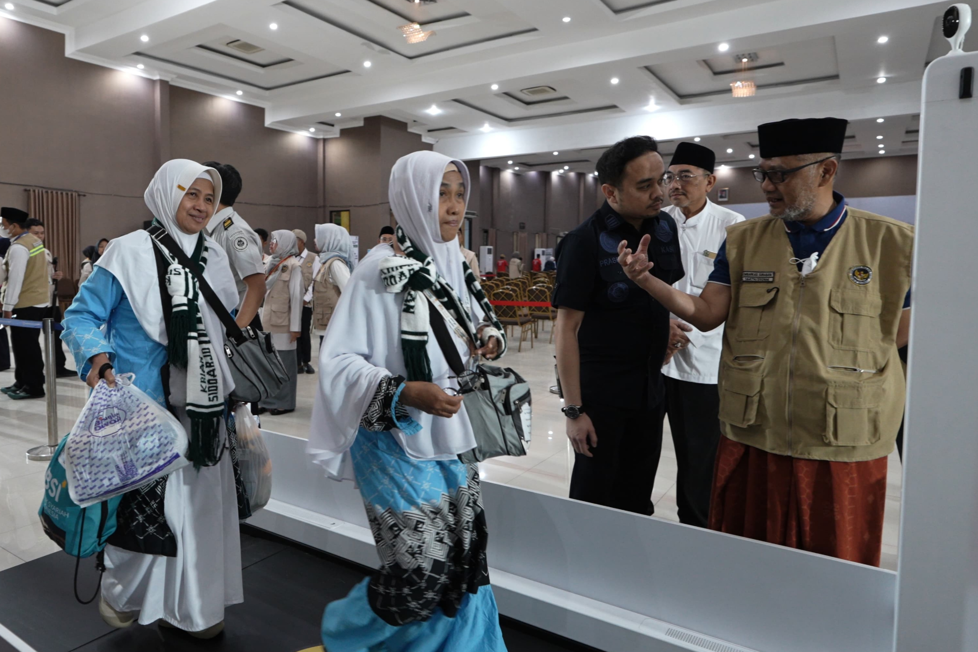 Menteri Haji dan Umrah (Menhaj) RI, Mochamad Irfan Yusuf, menyambut secara langsung kedatangan 375 jemaah haji kelompok terbang (kloter) SUB-56 di Asrama Haji Kelas 1 Surabaya, Jawa Timur. (IDNVoice/Kemenhaj)