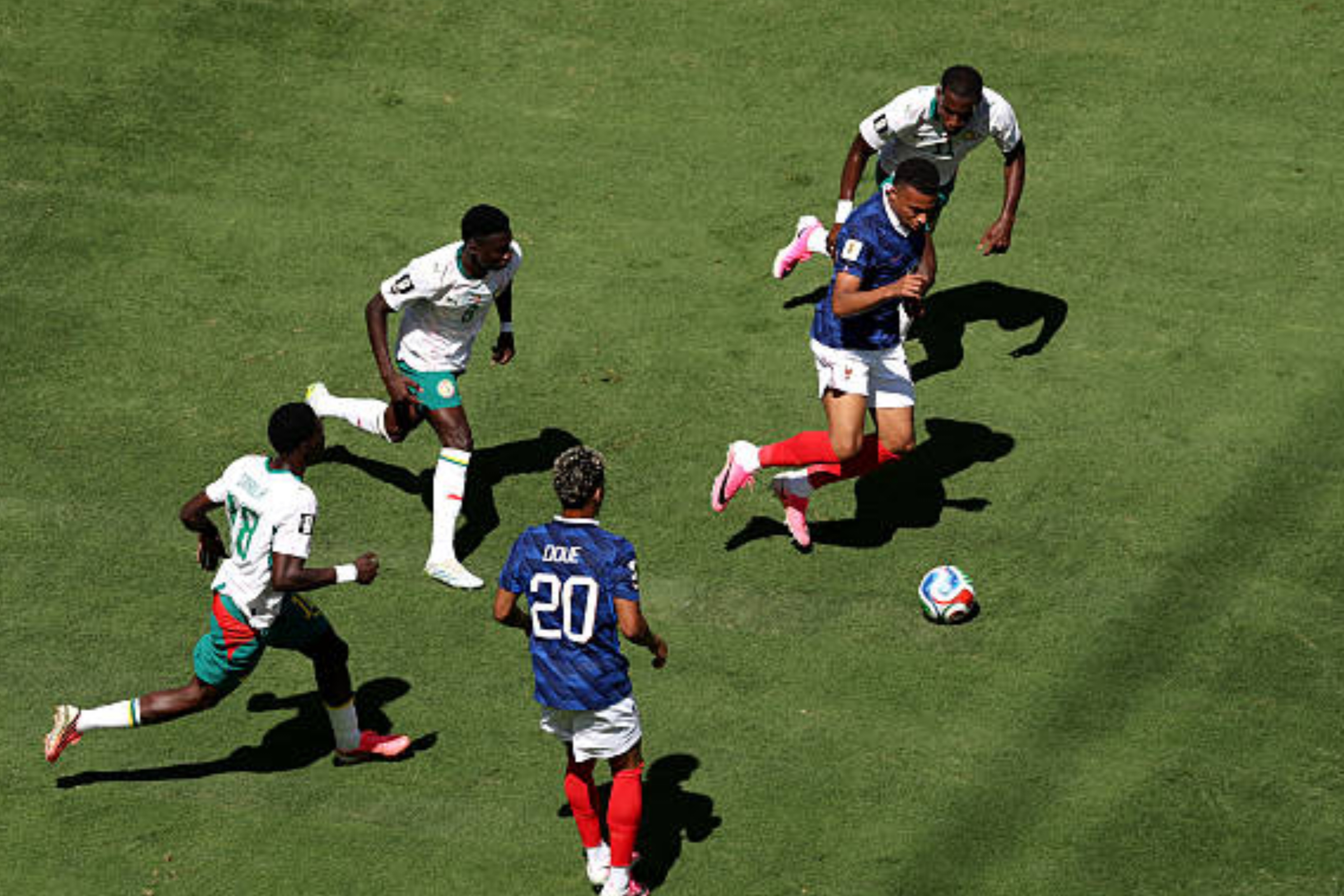 Penyerang Prancis Kylian Mbappe (10) menguasai bola di bawah tekanan pemain Senegal Nicolas Jackson (11) dalam pertandingan Grup I Piala Dunia FIFA 2026 di New York New Jersey Stadium. (IDNVoice/Getty Images) 