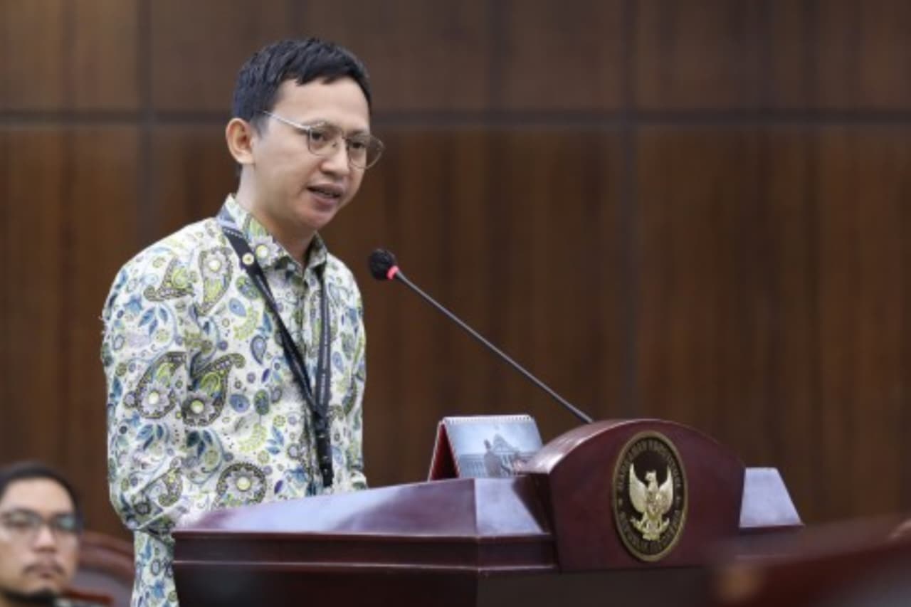Iman Zanatul Haeri saksi dari Pemohon saat menyampaikan keterangan pada sidang pengujian Undang-Undang Nomor 17 Tahun 2025 tentang Anggaran Pendapatan dan Belanja Negara Tahun Anggaran, Senin (15 Juni 2026) di Ruang Sidang MK. (IDNVoice/Humas MK RI)
