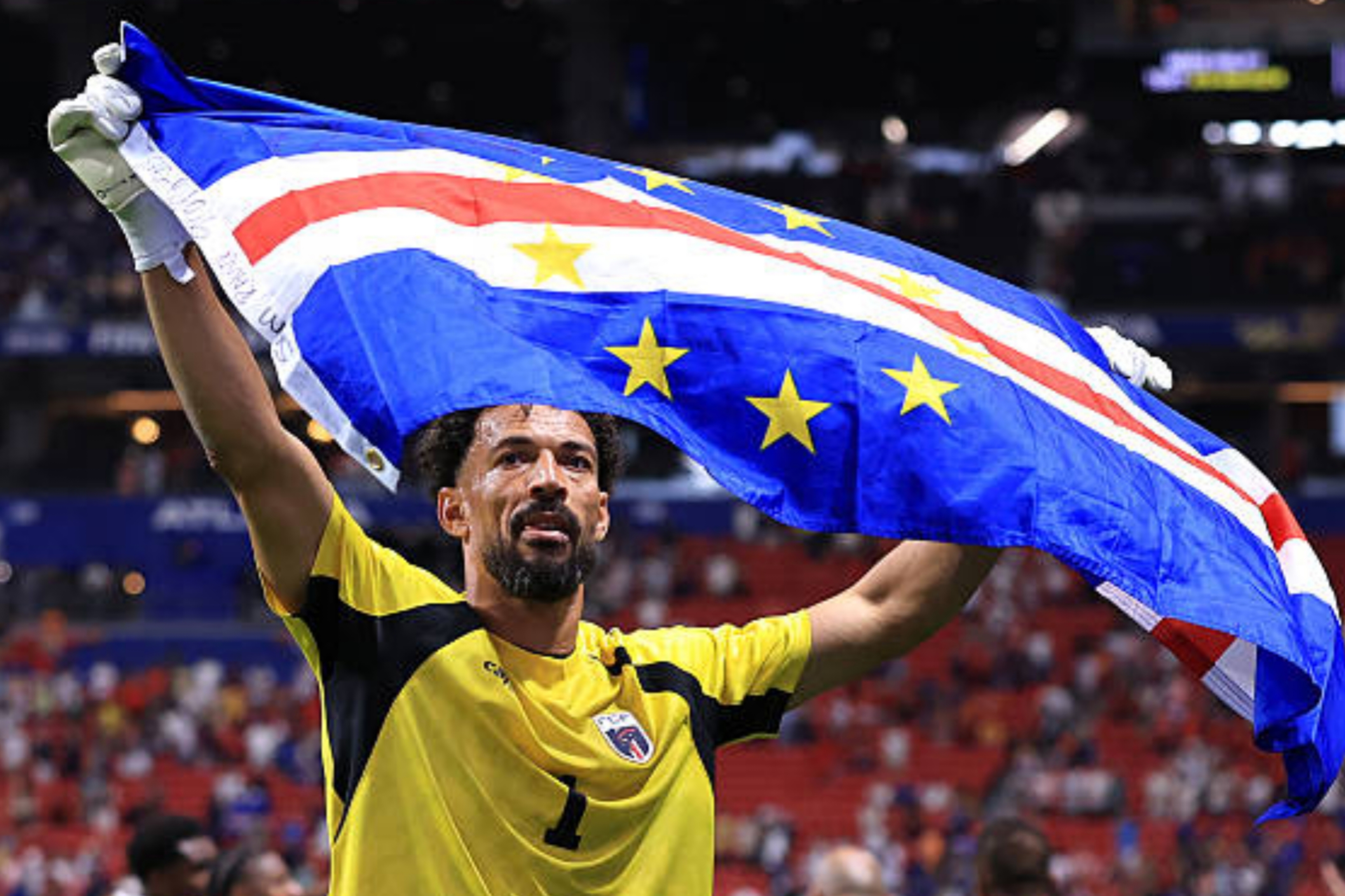 Kiper Tanjung Verde Vozinha merayakan hasil pertandingan dengan membawa bendera negaranya usai laga Grup H Piala Dunia 2026 melawan Spanyol yang berakhir tanpa gol di Stadion Atlanta, Atlanta pada 15 Juni 2026. (IDNVoice/FIFA)