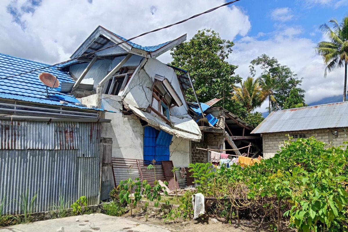 Sebuah rumah warga rusak akibat gempa yang terjadi di Sulawesi Tengah pada Selasa, 16 Juni 2026. (IDNVoice/BNPB)