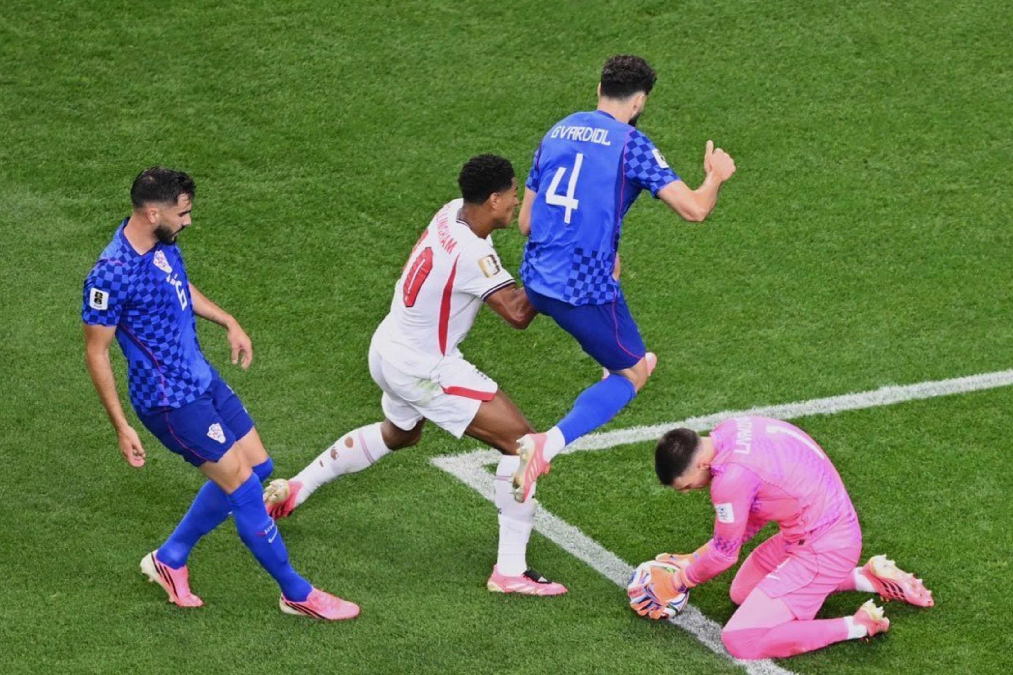 Pemain Inggris Jude Bellingham (10) mencoba mencetak gol saat penjaga gawang Kroasia Dominik Livakovic (1) melakukan penyelamatan dalam laga Grup L Piala Dunia 2026 antara Inggris vs Kroasia, 17 Juni 2026 (IDNVoice/AP Photo)