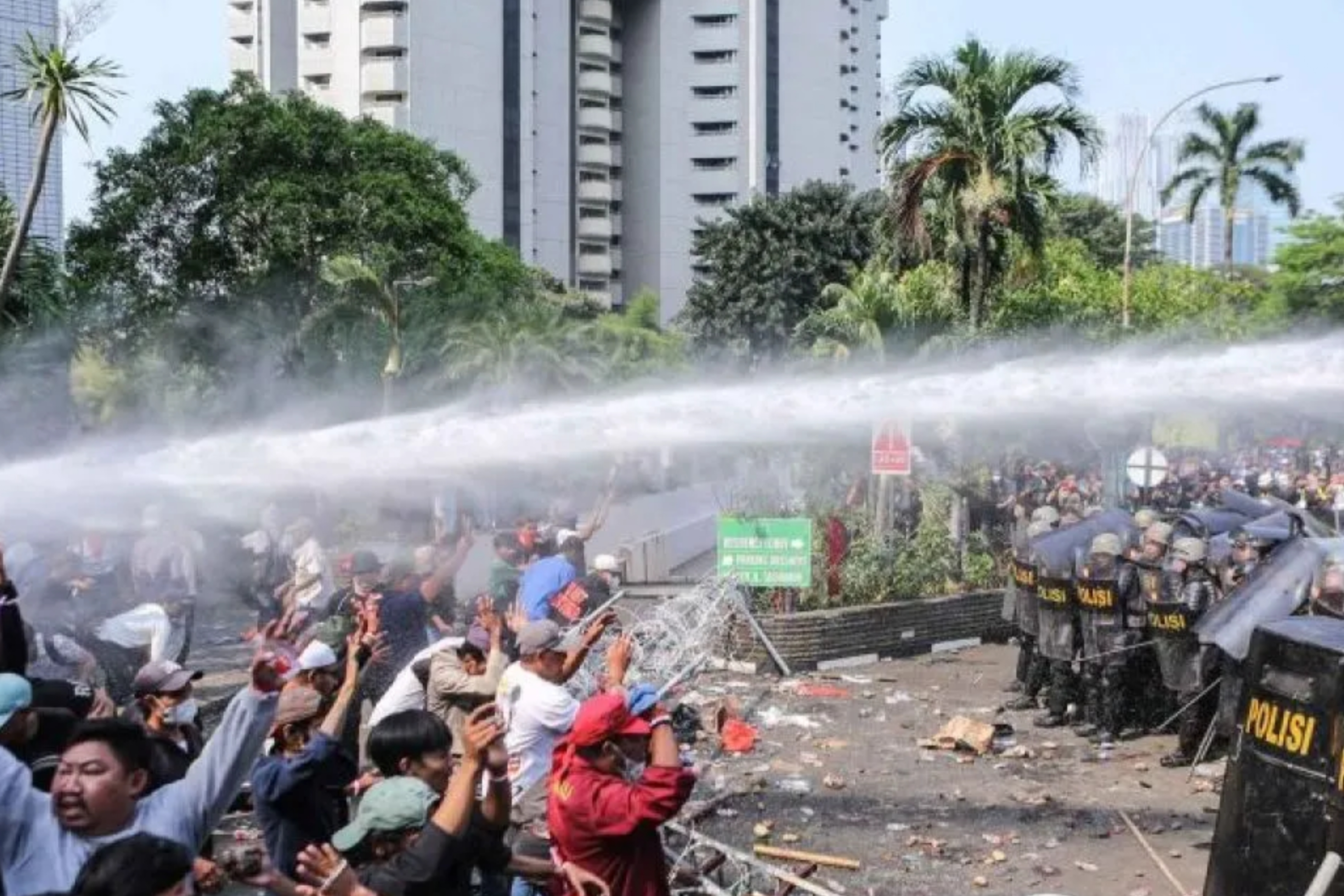 Petugas kepolisian menyemprotkan water canon ke massa yang menolak proses eksekusi pengosongan lahan kawasan eks Hotel Sultan di Blok 15 Gelora Bung Karno, Senayan Jakarta pada Kamis, 18 Juni 2026. (Antara)