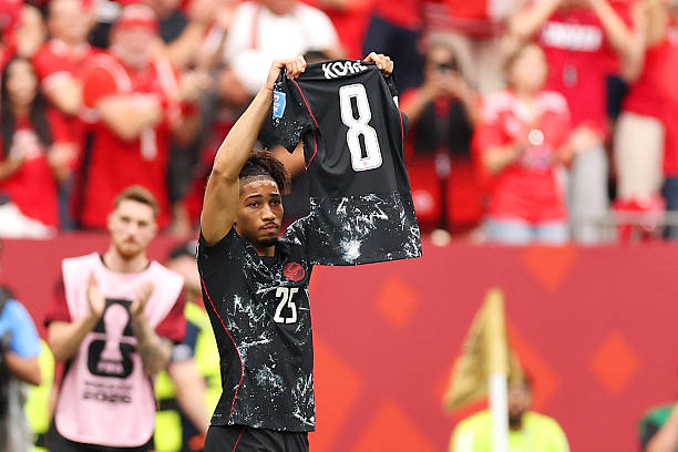 Nathan Saliba mempersembahkan gol keempat Kanada untuk Ismael Kone dengan mengangkat jersey sang rekan setim yang mengalami cedera serius dalam laga Grup B Piala Dunia 2026 melawan Qatar di BC Place, Vancouver, British Columbia. (IDNVoice/Getty Images)