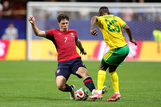 Aksi Ladislav Krejci (7) saat berhadapan dengan Kamogelo Sebelebele (25) dalam duel Ceko kontra Afrika Selatan pada Grup A Piala Dunia FIFA 2026 di Stadion Atlanta. (IDNVoice/Getty Images)