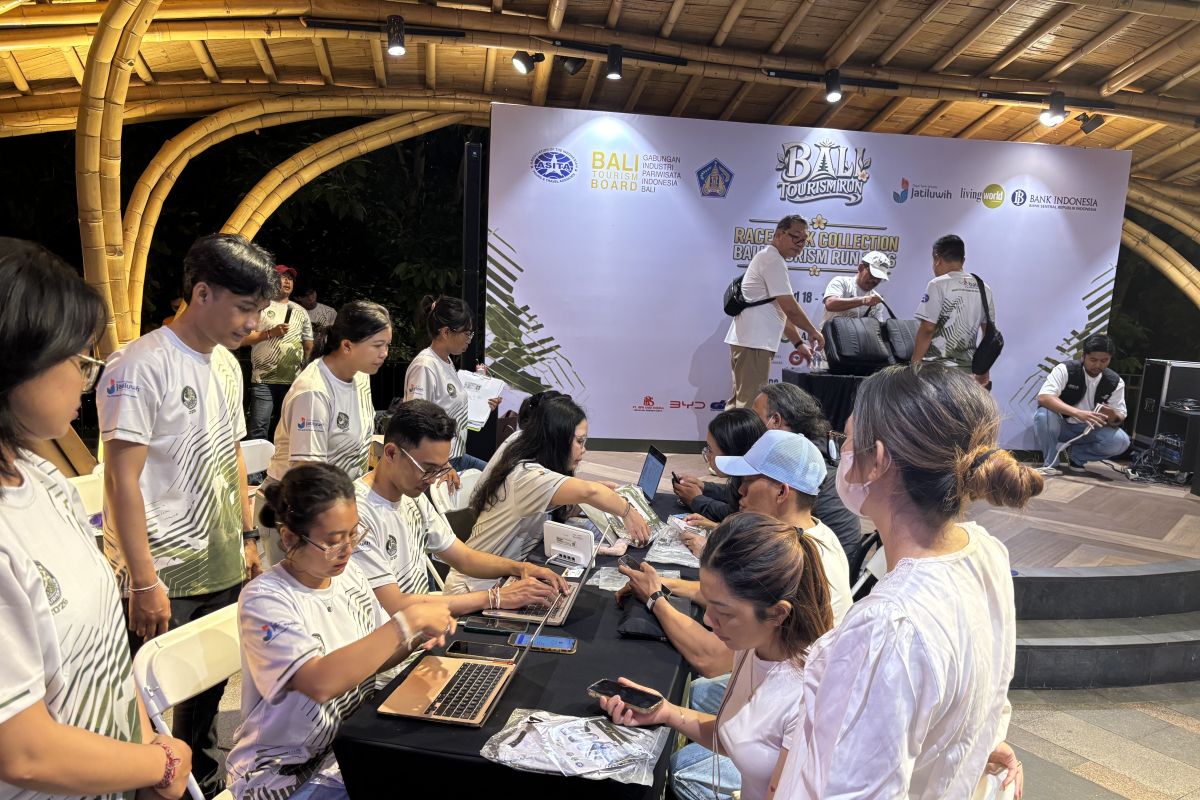 Asita Bali melayani peserta ajang lari Bali Tourism Run di Jatiluwih yang mulai mengambil paket lari, Denpasar pada Kamis, 18 Juni 2026. (ANTARA/Ni Putu Putri Muliantari)