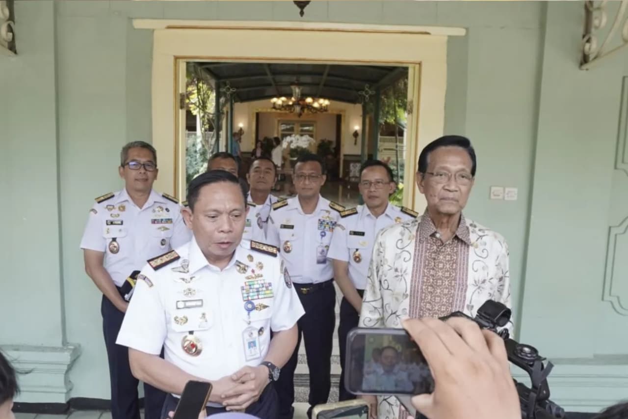 Kepala Bakamla RI Laksamana Madya (Laksdya) TNI Irvansyah dan Gubernur DIY Sri Sultan Hamengku Buwono X di Kepatihan Yogyakarta pada Kamis, 18 Juni 2026. (IDNVoice/Humas Pemda DIY)