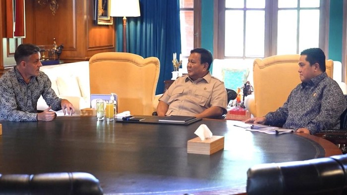 Presiden Prabowo Subianto menerima pelatih tim nasional sepak bola putra senior Indonesia John Herdman bersama Menteri Pemuda dan Olahraga yang juga Ketua Umum PSSI Erick Thohir di kediamannya di Padepokan Garuda Yaksa, Hambalang, Bogor, Jawa Barat pada Jumat, 19 Juni 2026. (IDNVoice/BPMI Setpres)