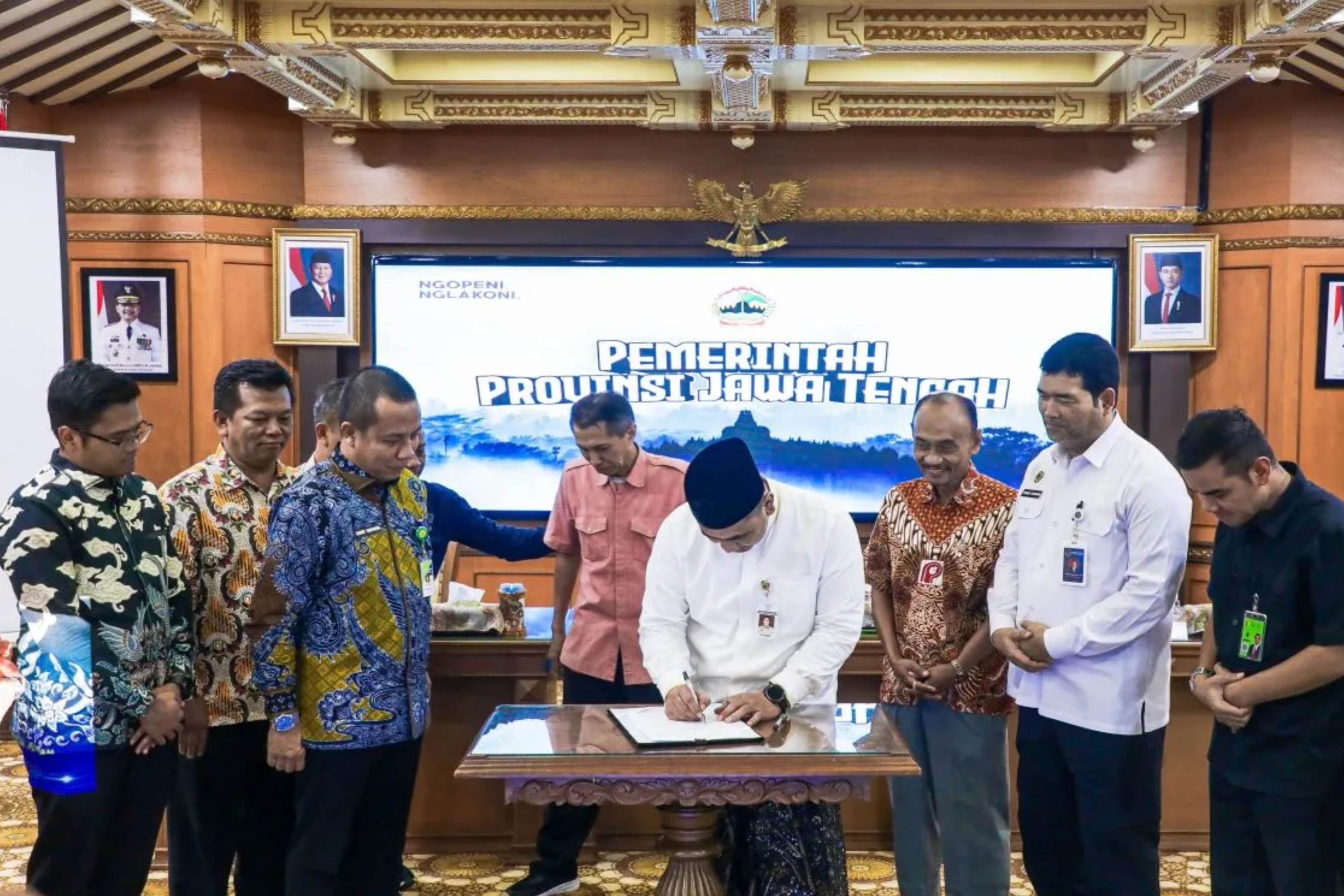 Wakil Gubernur Jawa Tengah Taj Yasin Maimoen saat penandatanganan dokumen kesepakatan 