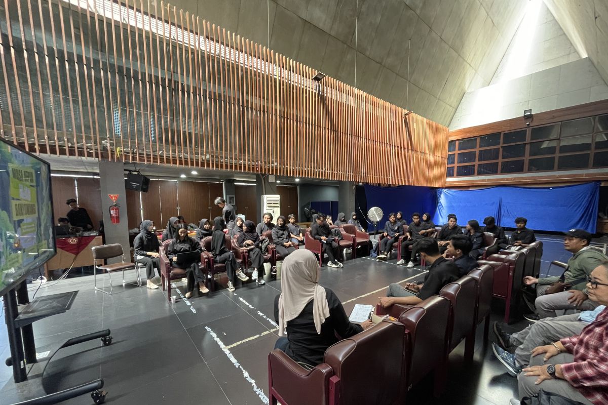 Mahasiswa dan pegiat lingkungan dalam diskusi bertajuk “Masa Depan Hijau Banyuwangi” di Aula Abdullah Azwar Anas, Politeknik Negeri Banyuwangi (Poliwangi) pada Jumat, 19 Juni 2026. (IDNVoice/BRKS Banyuwangi)