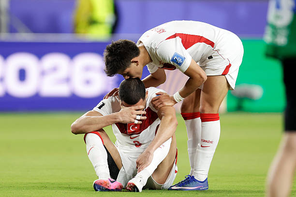 Merih Demiral tak kuasa menahan tangis setelah Turki dipastikan kalah dari Paraguay dan gagal mempertahankan asa di Piala Dunia 2026. (IDNVoice/Getty Images)