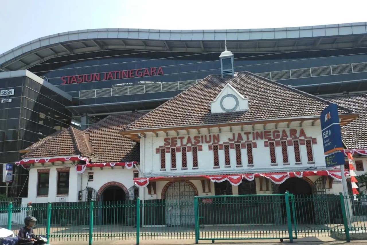 Pengendara sepeda motor melintas di depan Stasiun Jatinegara. (IDNVoice/KAI Daop 1 Jakarta)