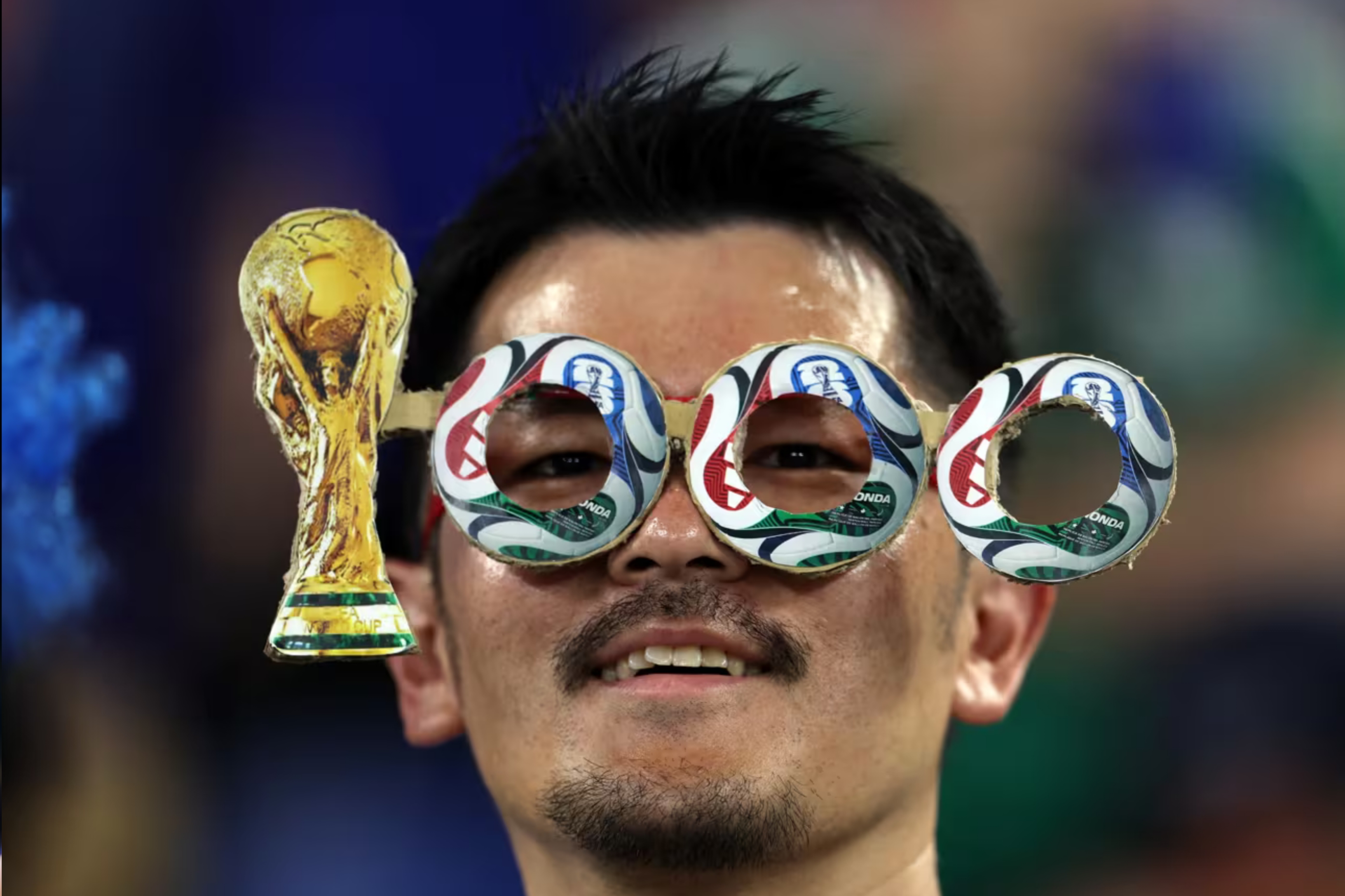 Seorang suporter mengenakan kacamata unik bertema 1.000 pertandingan Piala Dunia sebelum duel Grup F Piala Dunia 2026 antara Tunisia dan Jepang di Stadion Monterrey, Guadalupe, Meksiko. Laga tersebut menjadi pertandingan ke-1.000 dalam sejarah Piala Dunia FIFA. (IDNVoice/Getty Images)