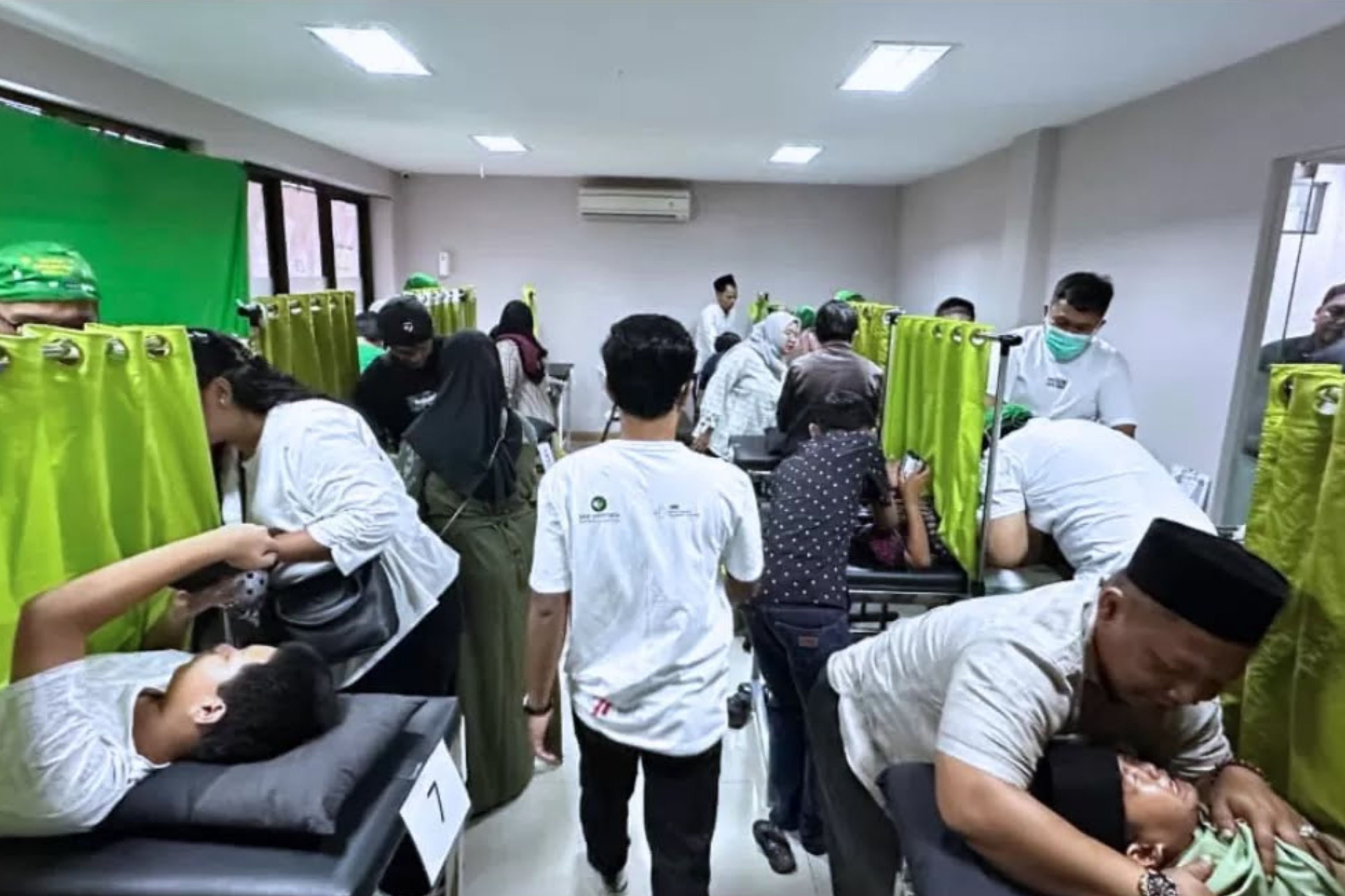 PT Pegadaian (persero) Kantor Wilayah IX Jakarta 2 bersinergi dengan sejumlah unit area di bawahnya untuk menyelenggarakan kegiatan sosial kemasyarakatan berupa Khitanan Massal Gratis. (IDNVoice/Pegadaian Kanwil IX)