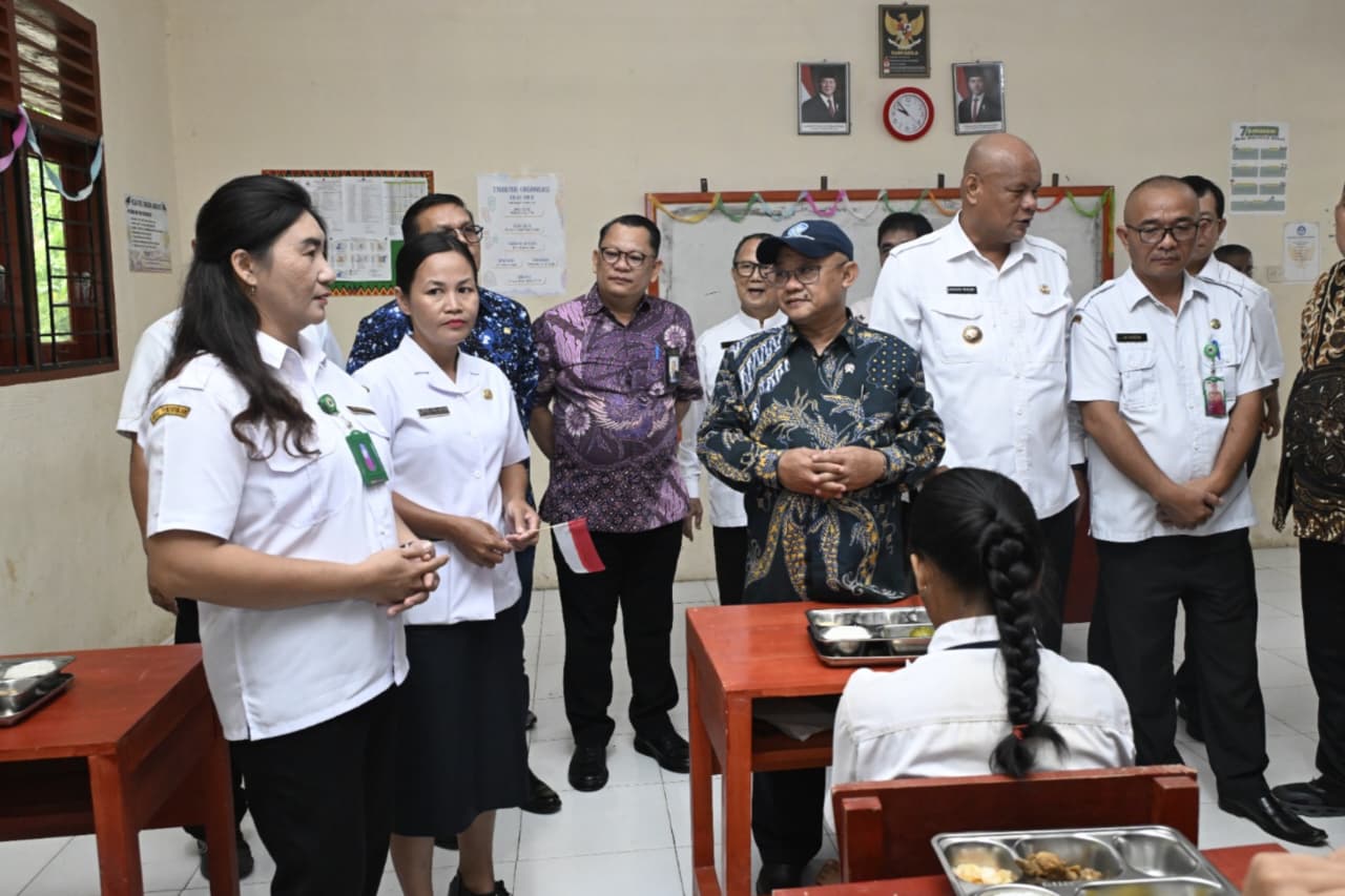 Menteri Pendidikan Dasar dan Menengah (Mendikdasmen) Abdul Mu’ti meninjau pelaksanaan program Makan Bergizi Gratis (MBG) di SMP Negeri 1 Sitolu Ori, Kabupaten Nias Utara, Sumatera Utara pada Jumat, 19 Juni 2026. (IDNVoice/BKHM Sekjend Kemediknasmen)