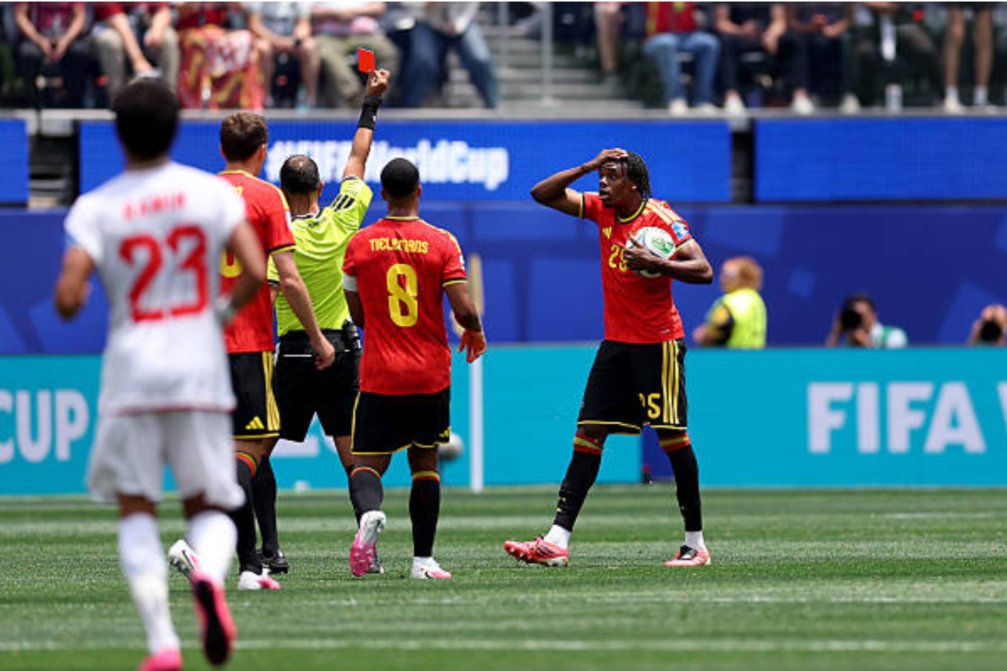 Pemain Belgia Nathan Ngoy (25) diganjar kartu merah oleh wasit Dario Herrera saat laga Grup G Piala Dunia FIFA 2026 menghadapi Iran di Los Angeles Stadium, Inglewood, California, 21 Juni 2026. (IDNVoice/FIFA-Getty Images)