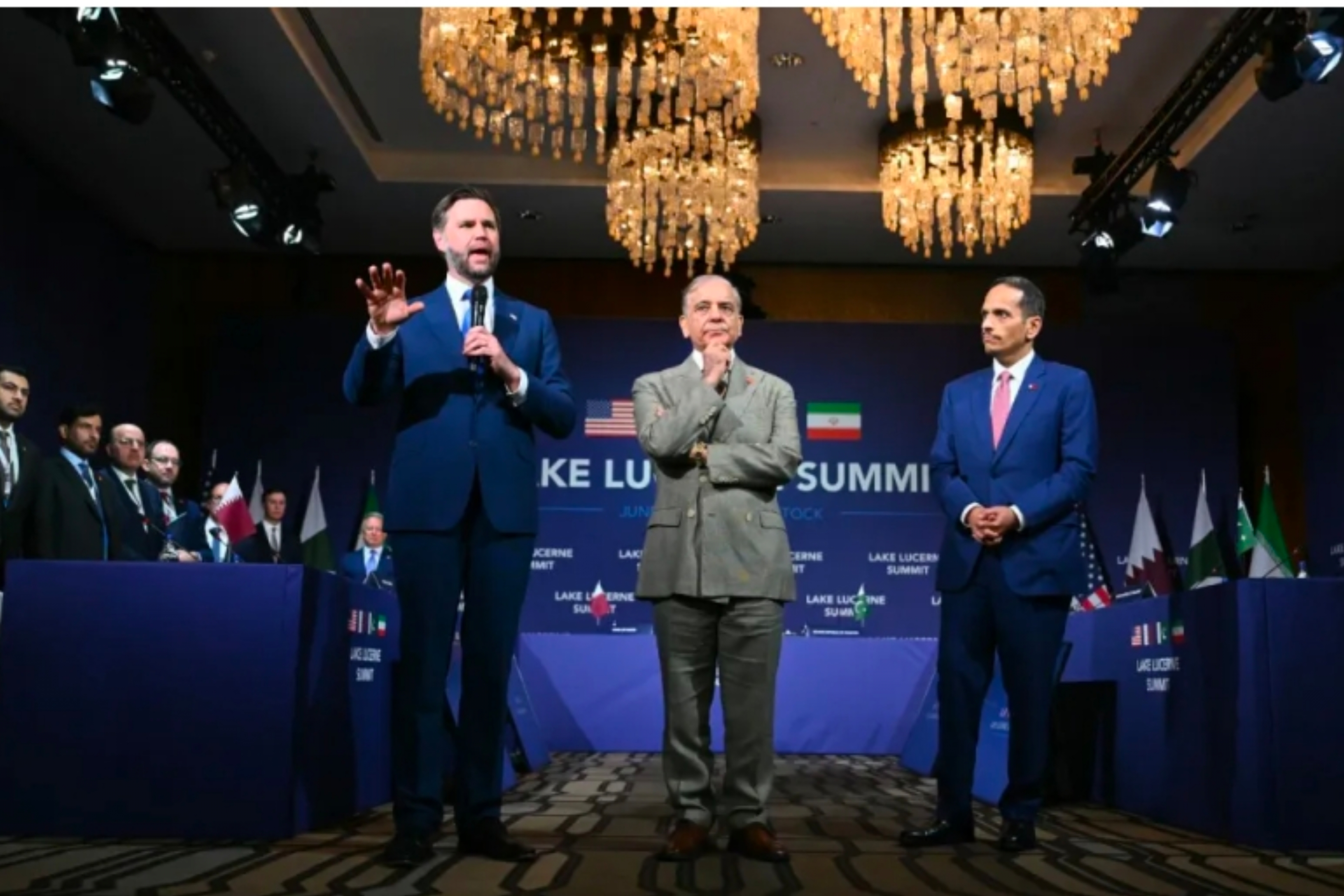 Wakil Presiden AS JD Vance, di sebelah kiri, menyimak ketika Perdana Menteri Pakistan Shehbaz Sharif, di tengah, berbicara sambil memberi gestur ke arah Perdana Menteri sekaligus Menteri Luar Negeri Qatar Sheikh Mohammed bin Abdulrahman bin Jassim Al-Thani, dalam pertemuan di Resor Bürgenstock, Obbürgen, Swiss. (IDNVoice/AP Photo)