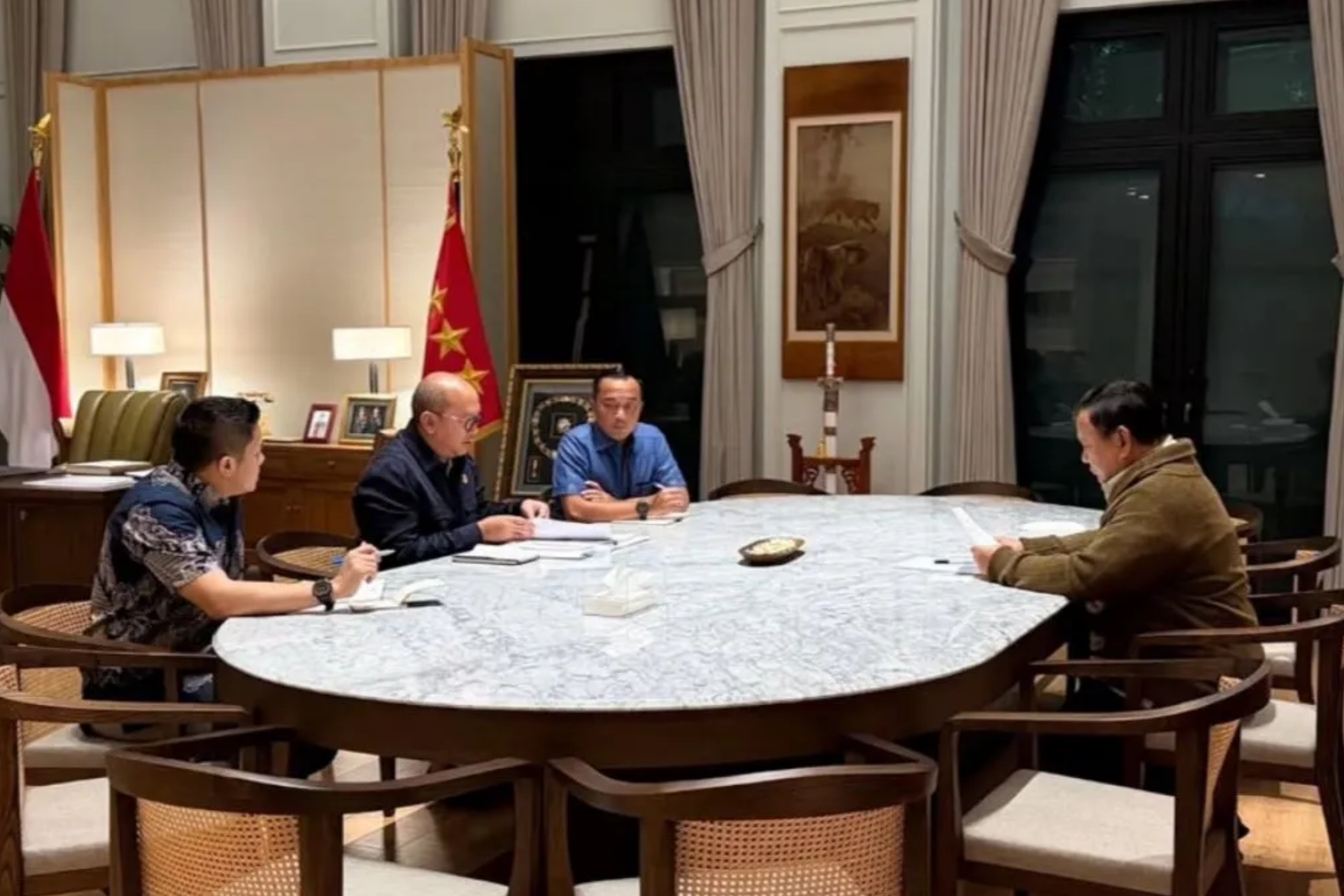 Presiden Prabowo Subianto, Menteri Investasi dan Hilirisasi/CEO Danantara, Seskab dan Mensesneg saat membahas pengelolaan aset negara di kediaman pribadi Kertanegara, Jakarta pada Minggu, 21 Juni 2026. (IDNVoice/Sekretariat Kabinet)