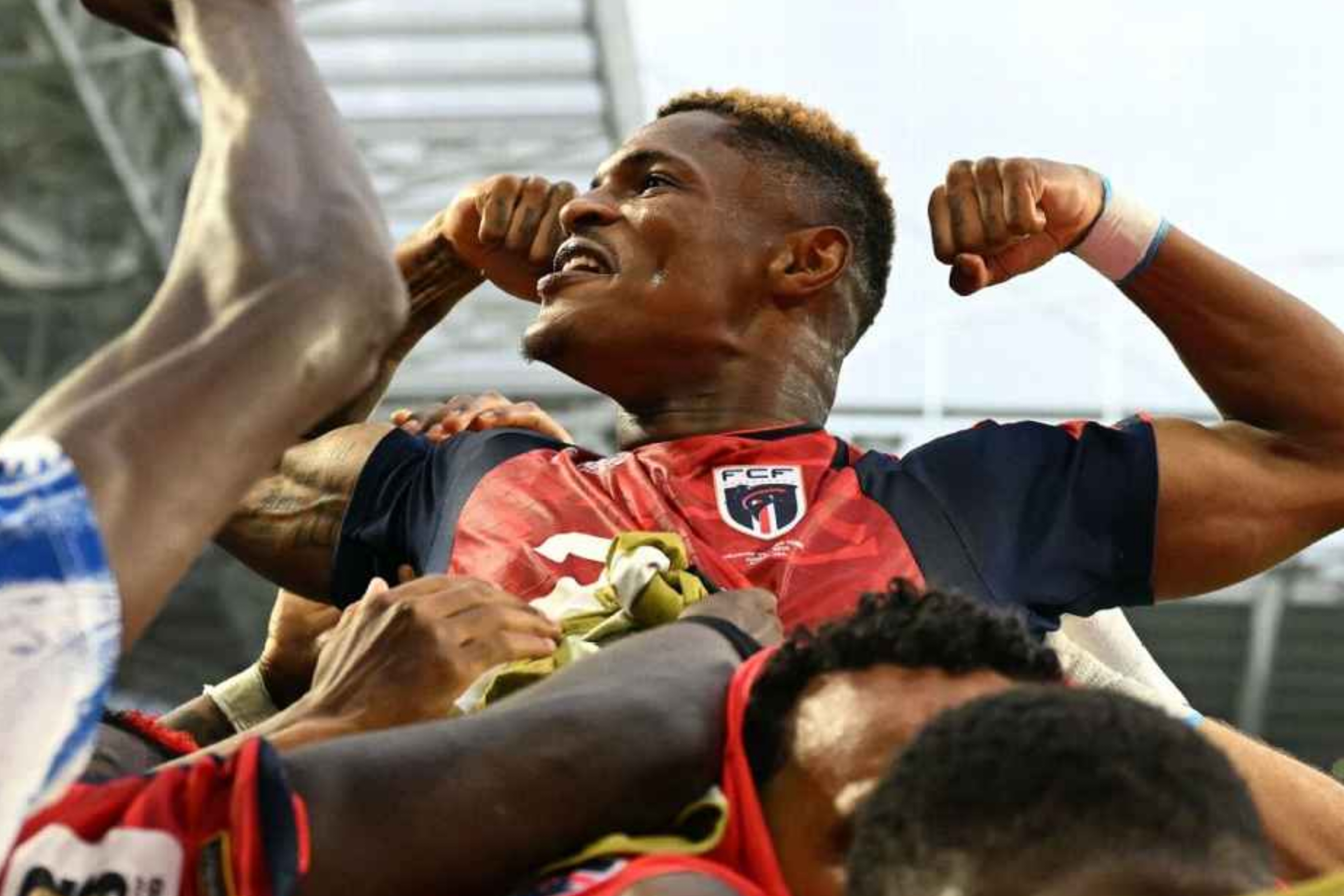 Selebrasi Hélio Varela bersama para pemain Tanjung Verde setelah mencetak gol dalam laga melawan Uruguay. (IDNVoice/AFP-Getty Images)