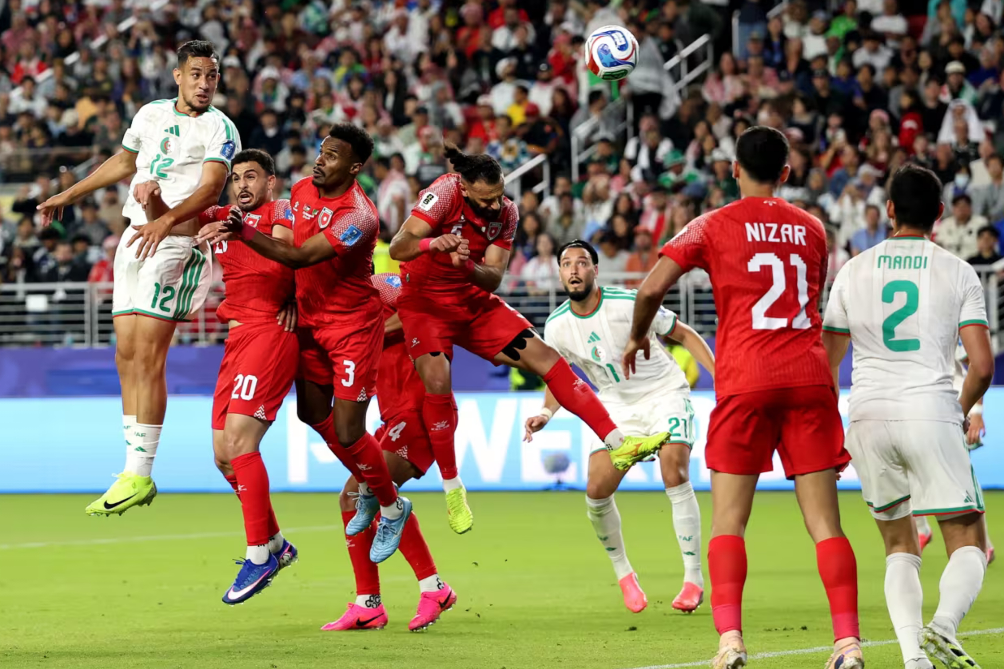 Gol dari Nadhir Benbouali dan Amine Gouiri memastikan kemenangan comeback bagi Aljazair, sekaligus menyingkirkan Yordania. (IDNVoice/FIFA)