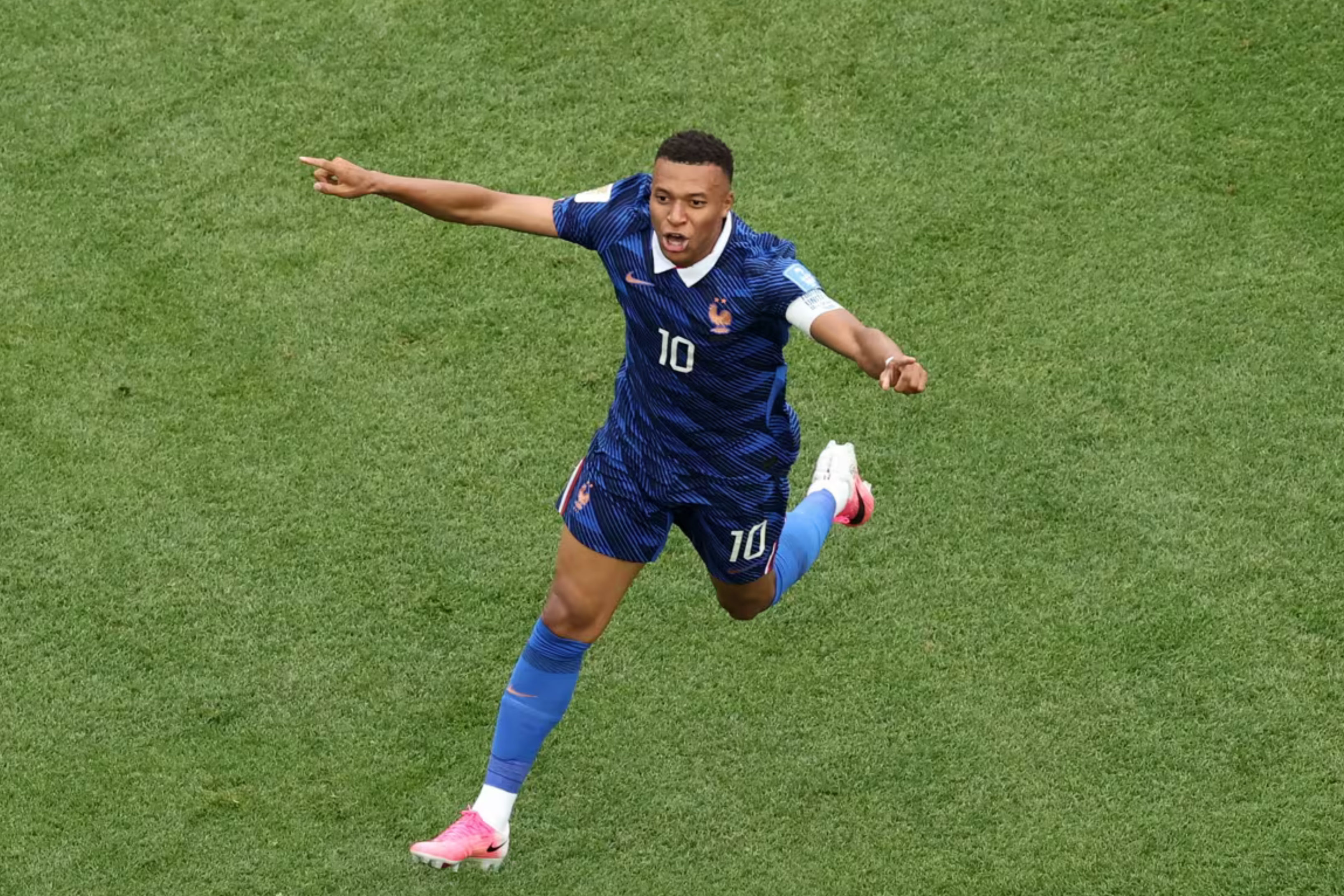 Kylian Mbappe merayakan penampilan ke-100 bersama Prancis dengan mencetak dua gol yang memastikan Les Bleus lolos ke Babak 32 Besar Piala Dunia FIFA 2026. (IDNVoice/FIFA)