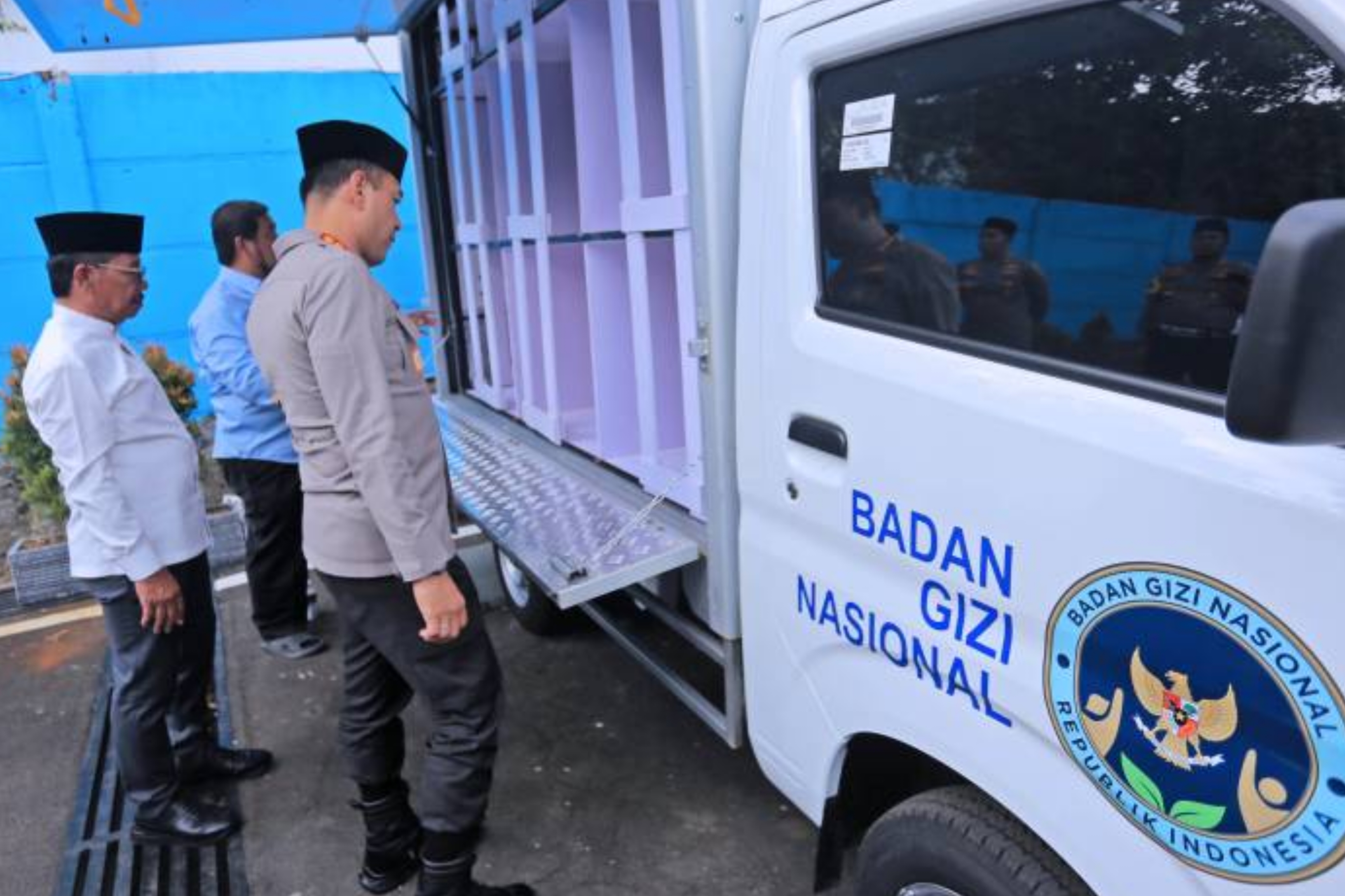 Wali Kota Tangerang H. Sachrudin bersama Kapolres Metro Tangerang Kota RM Jauhari meninjau langsung fasilitas alat transportasi untuk distribusi MBG di SPPG Cisadane 1 (IDNVoice/Prokopim Kota Tangerang)