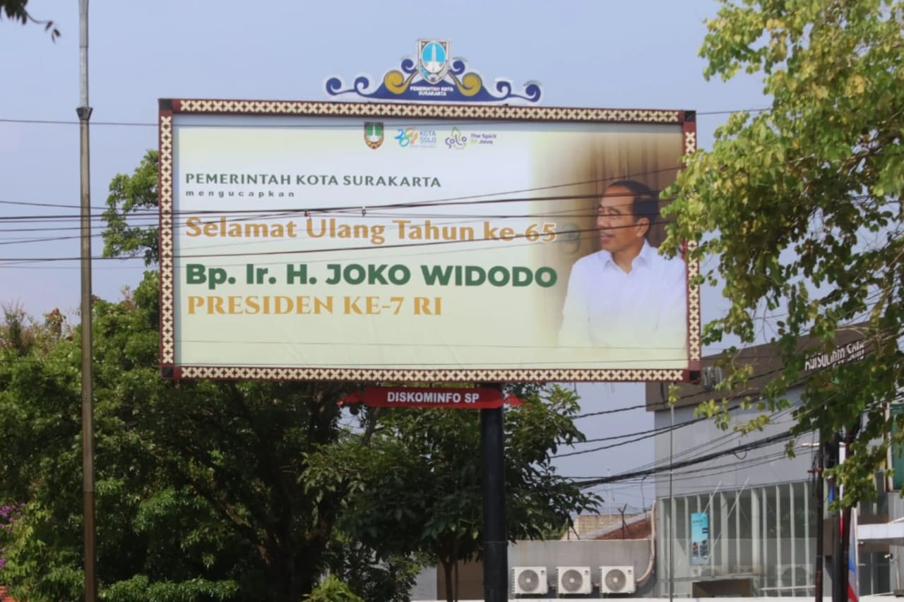 Baliho ucapan Selamat Ulang Tahun Ke-65 Presiden Ke-7 Joko Widodo di Jl Adi Sucipto, Solo. (Solopos/J Howi Widodo)