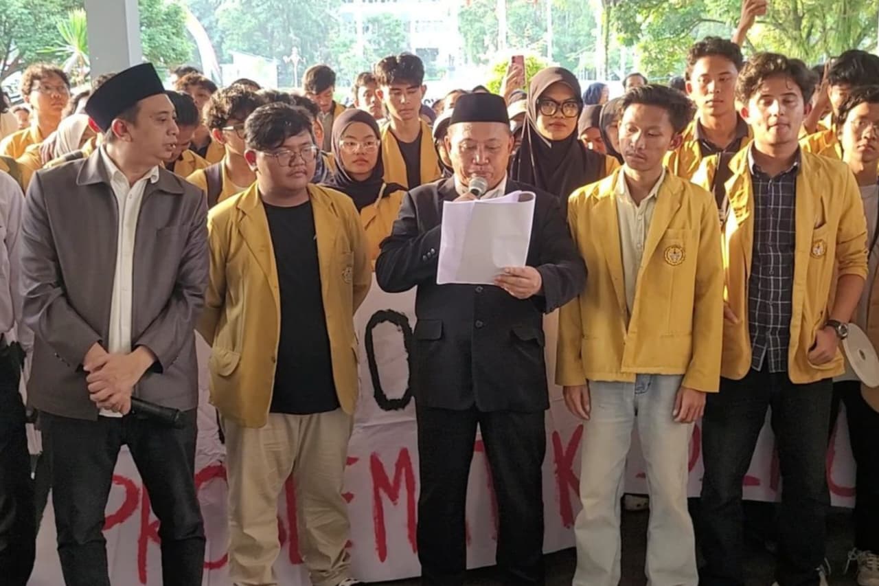 Rektor Universitas Jenderal Soedirman (Unsoed) Akhmad Sodiq membacakan pernyataan sikap di depan gedung Rektorat Unsoed pada Senin, 22 Juni 2026. (Kompas)