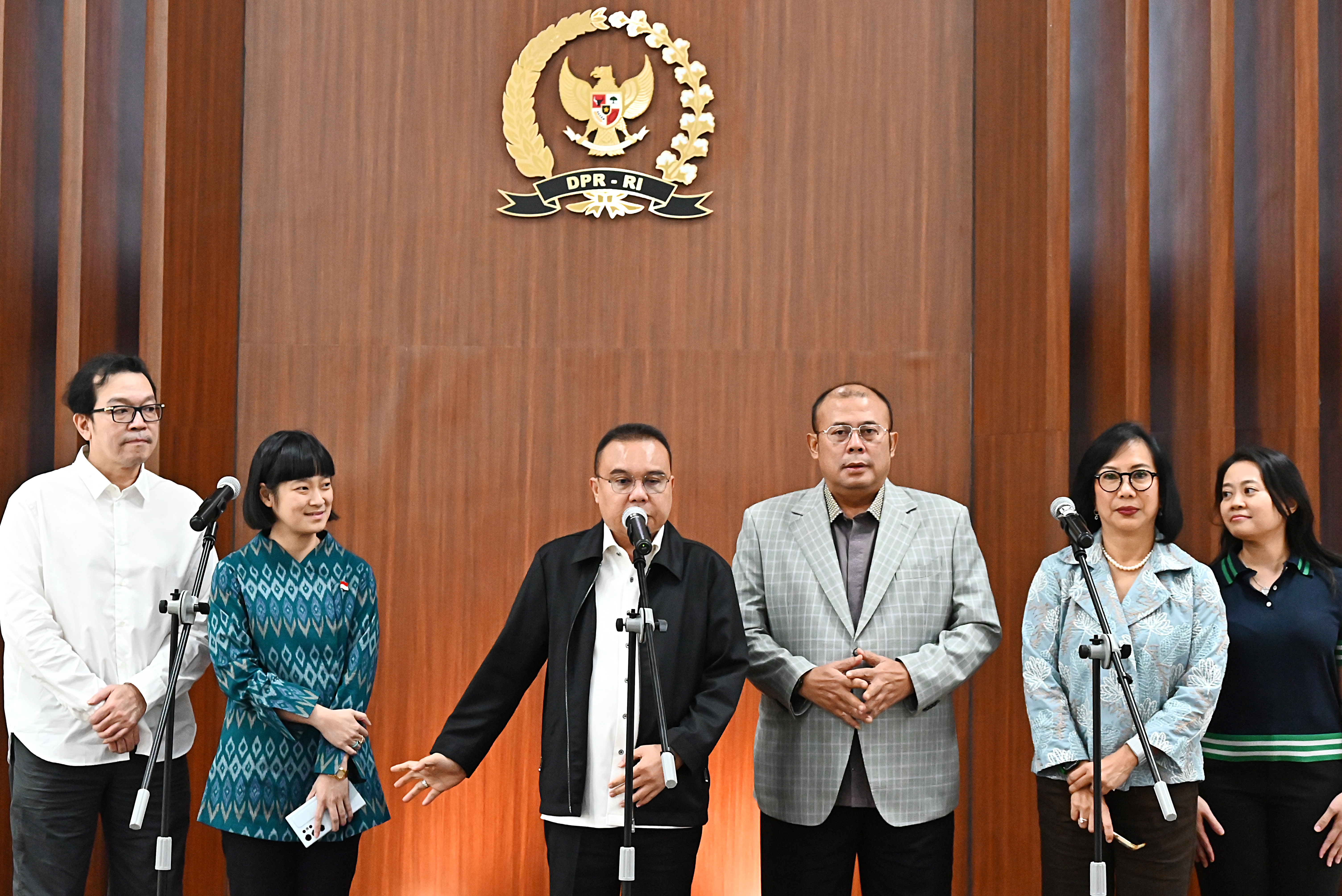 Wakil Ketua DPR RI Sufmi Dasco Ahmad didampingi Wakil Ketua DPR RI Cucun Ahmad Syamsurijal memberikan keterangan pers terkait transportasi online, khususnya Gojek dan Grab, akan mulai menerapkan komisi sebesar 8 persen untuk layanan transportasi penumpang roda dua mulai 1 Juli 2026 ujar dalam konferensi pers bersama manajemen GoTo dan Grab di selasar Gedung Nusantara III DPR RI, Senayan, Jakarta pada Selasa, 23 Juni 2026. (IDNVoice/DPR RI)
