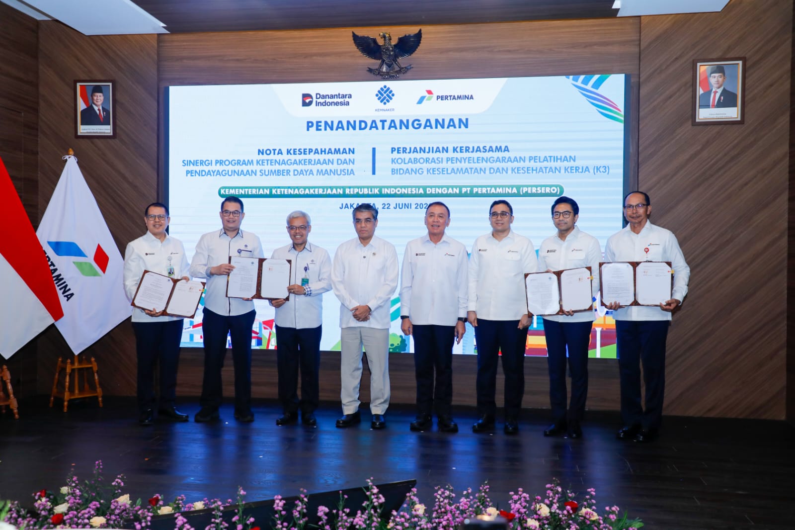 Penandatanganan Nota Kesepahaman (MoU) tentang Sinergi Program Ketenagakerjaan dan Pendayagunaan SDM antara Sekretaris Jenderal Kementerian Ketenagakerjaan Cris Kuntadi dan Direktur SDM PT Pertamina (Persero) Andy Arvianto, serta Perjanjian Kerja Sama (PKS) Pelatihan Vokasi Bidang Keselamatan dan Kesehatan Kerja (K3) antara Direktorat Jenderal Pelatihan Vokasi dan Produktivitas Kemnaker dengan Pertamina Corporate University di Jakarta pada Senin, 22 Juni 2026. (IDNVoice/Biro Humas Kemnaker)