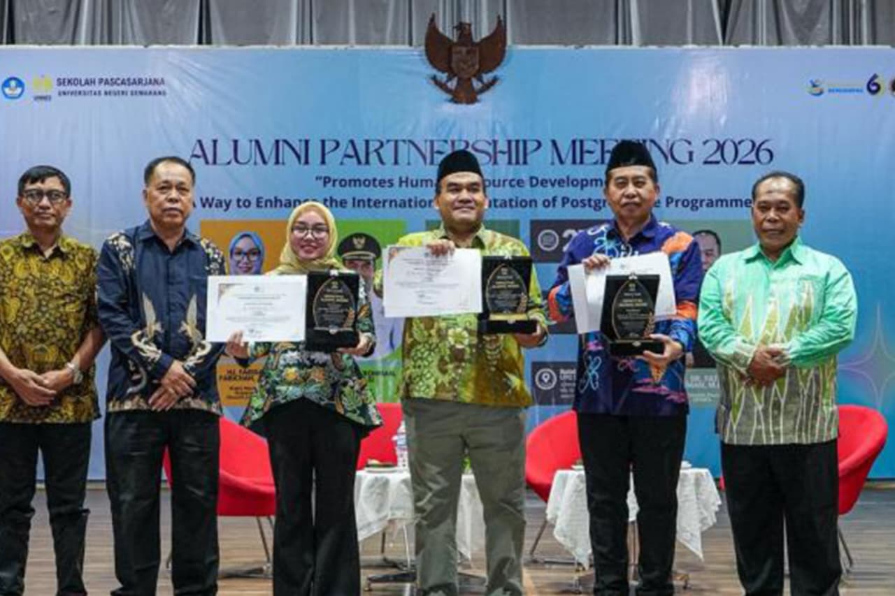 Wakil Menteri Koperasi (Wamenkop) Farida Farichah, meraih Penghargaan Impactful Unnes Alumni Awards 2026. (IDNVoice/Humas Kemenkop)