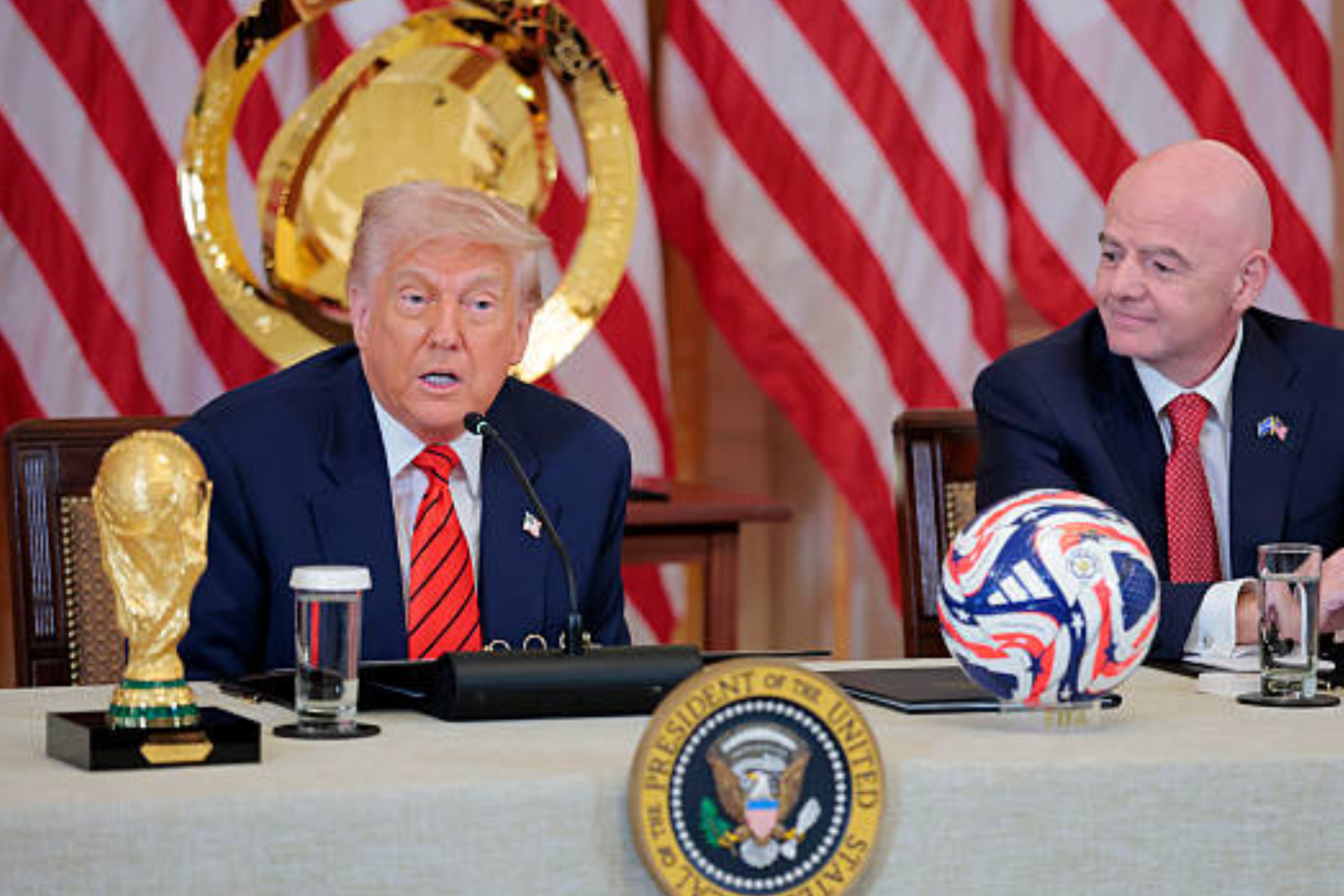 Presiden Donald Trump bersama Presiden FIFA Gianni Infantino menghadiri pertemuan perdana Satuan Tugas Piala Dunia 2026 di Gedung Putih, Washington, DC, pada 6 Mei 2025. (IDNVoice/Getty Images-Anna Moneymaker)