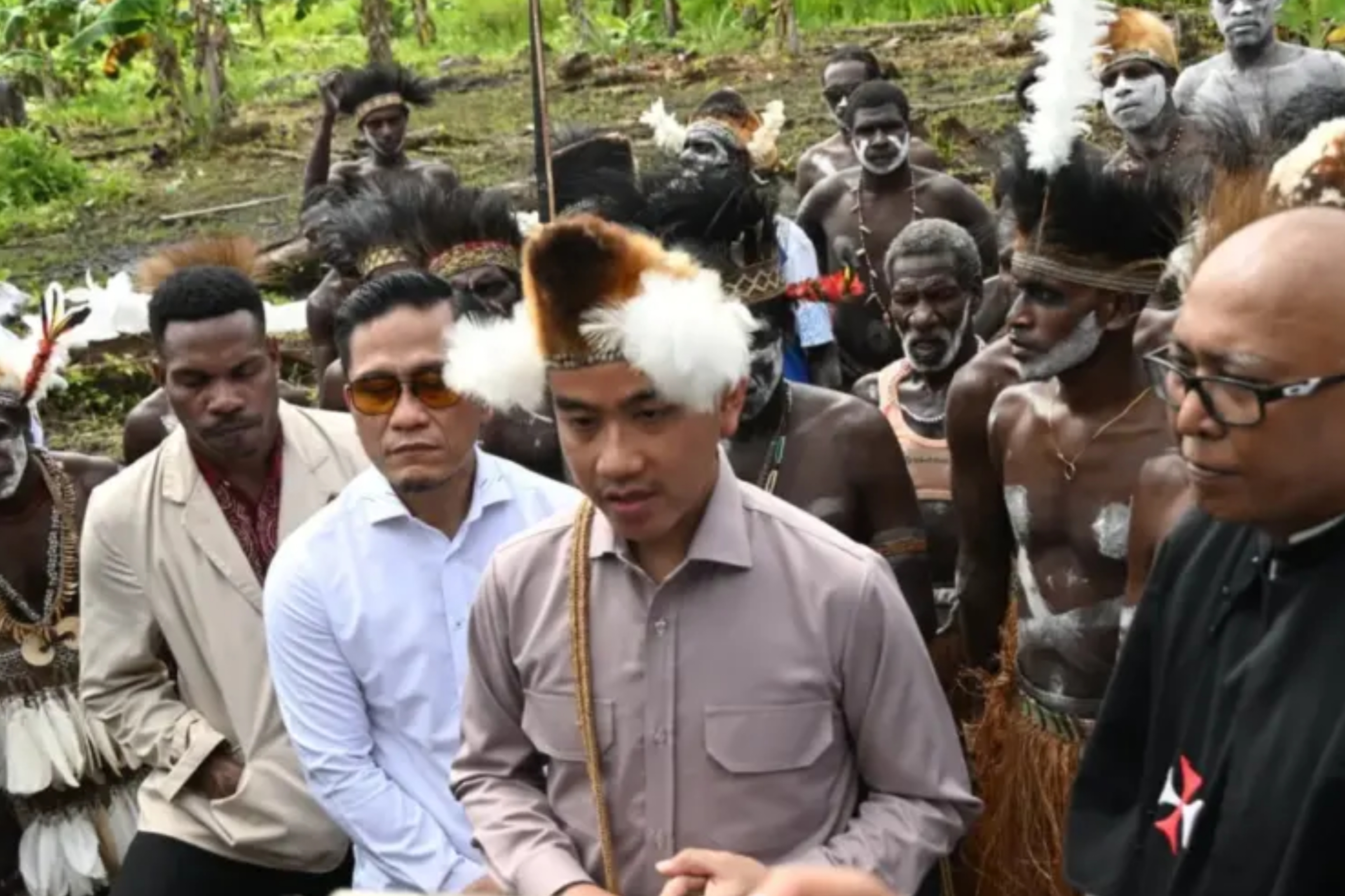 Wakil Presiden (Wapres) Gibran Rakabuming saat melakukan kunjungan ke Sekolah Lapang Sagu Keuskupan Agats, Kampung Yepem, Kabupaten Asmat, Papua Selatan pada Minggu, 21 Juni 2026. (IDNVoice/BPMI Setwapres)